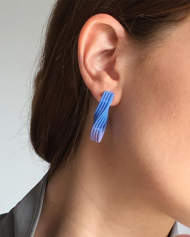 A little close up of one of the earrings from yesterday&rsquo;s #artistsupportpledge post. Love that the gradient can be spotted just where the facets of the earring flow and change direction. I called this colour combo Ocean at Dawn 🌊 These and a c