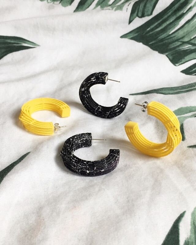 These two pairs of twisty hoops are still available as a part of #artistsupportpledge! Black marble and sunny yellow 💛🖤 head over to my website or DM to get them. 
#earrings #hoops #yellow #marble #blackmarble #design #3dprintedjewelry #3dprinted #