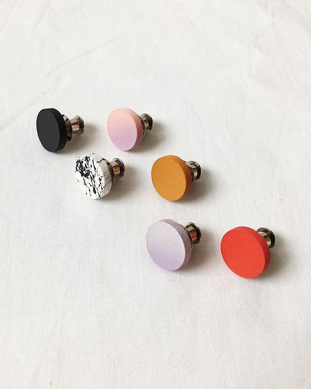 🔴ARTIST SUPPORT PLEDGE🔴 Large dot pins - 3d printed nylon and sterling silver, &pound;14 per dot, one of each colour + 5 marble dots available🔴
Happy Friday everyone! Here is today&rsquo;s contribution to #artistsupportpledge, thank you all so muc