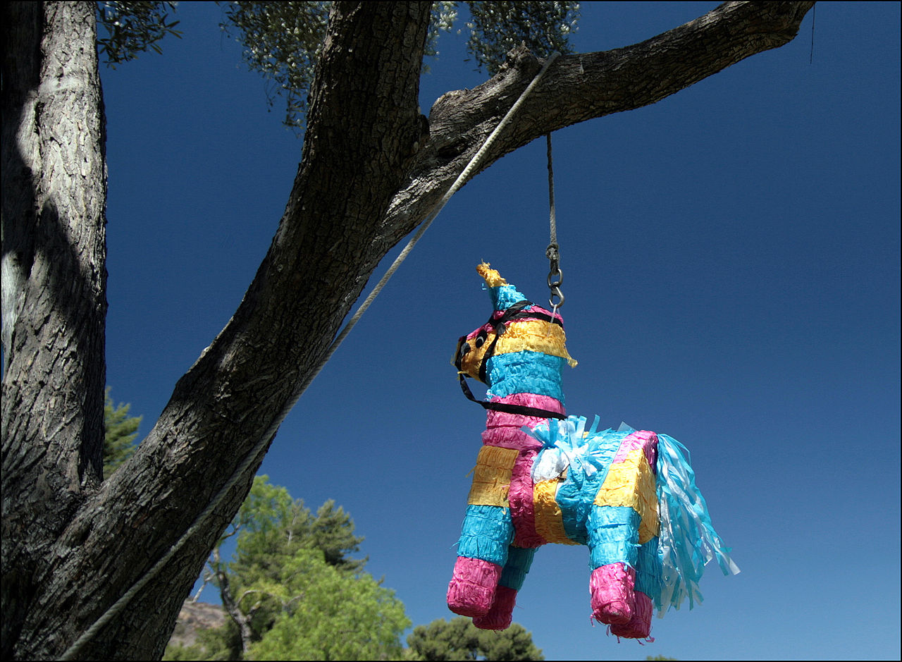 Source: https://upload.wikimedia.org/wikipedia/commons/thumb/3/37/Piñata_in_San_Diego.jpg/1280px-Piñata_in_San_Diego.jpg