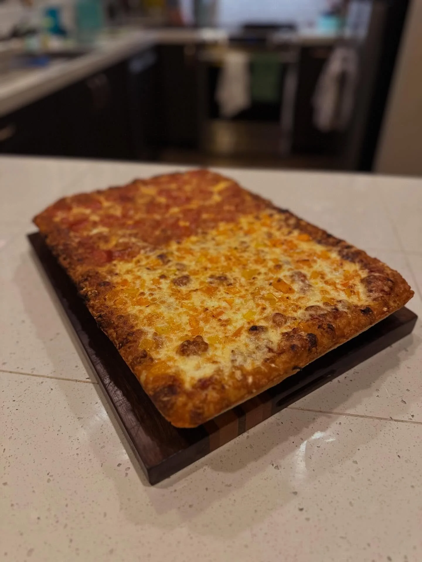 Grandma&rsquo;s home! Added some Parmesan to the crust for an extra crunch 😁 #pizza