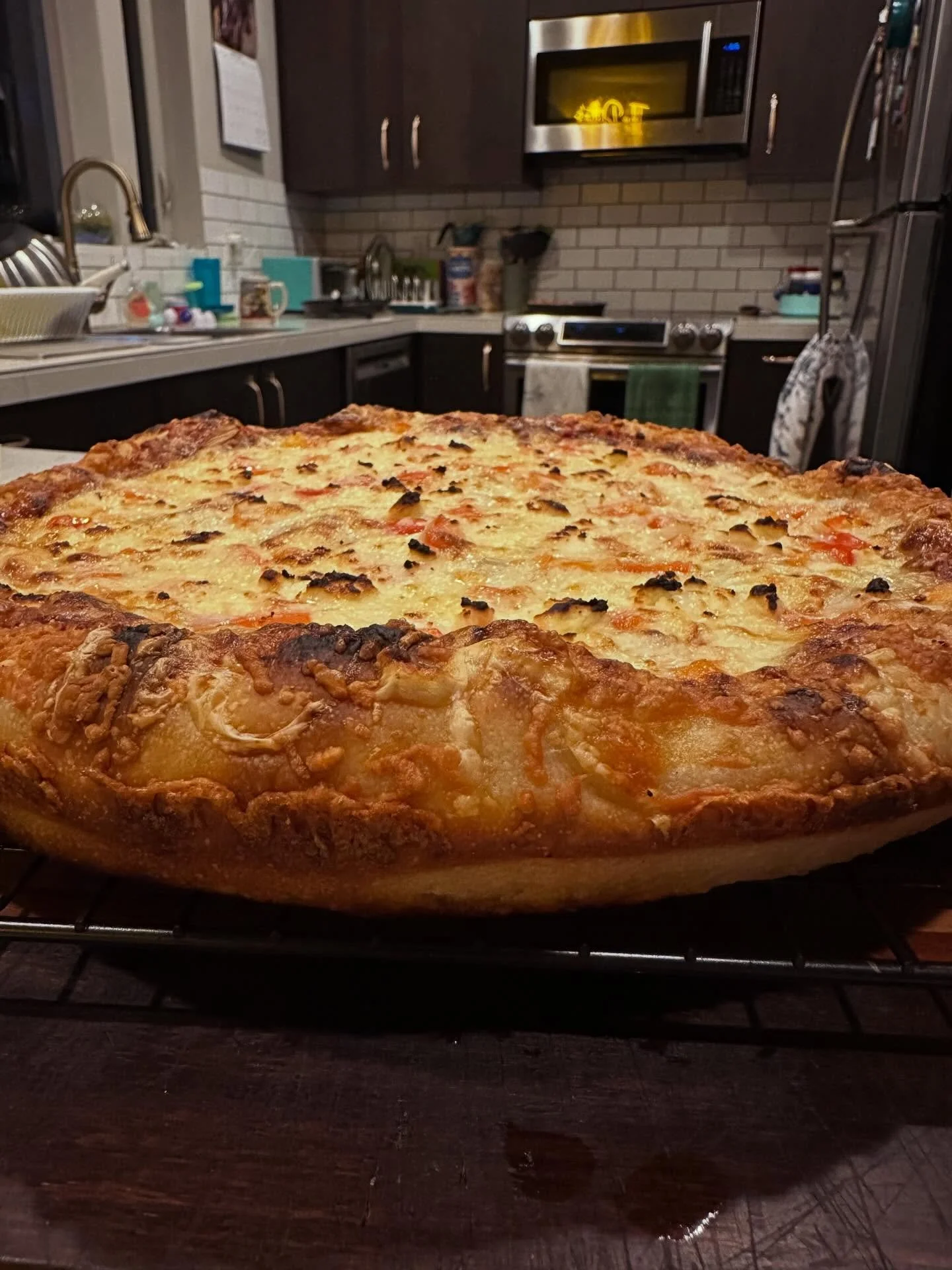 That parm crust is really hittin&rsquo; 😋 #pizza