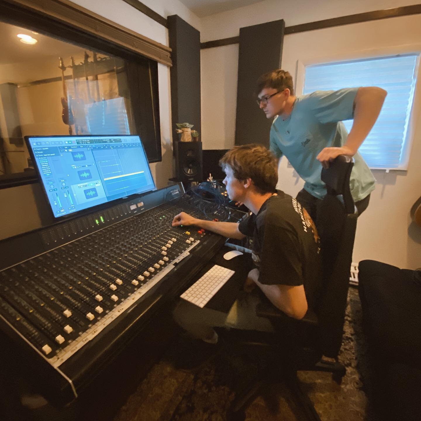 @sparaciomusic cooking up another banger with @rangelifeband. Who&rsquo;s been streaming Christian&rsquo;s &ldquo;I Melt With You&rdquo; cover? 🙋🏻&zwj;♀️ 🙋🏻 
.
.
.
.
.
.
#coversong #newmusic #indiemusic #indiemusician #njmusician #recordingstudio