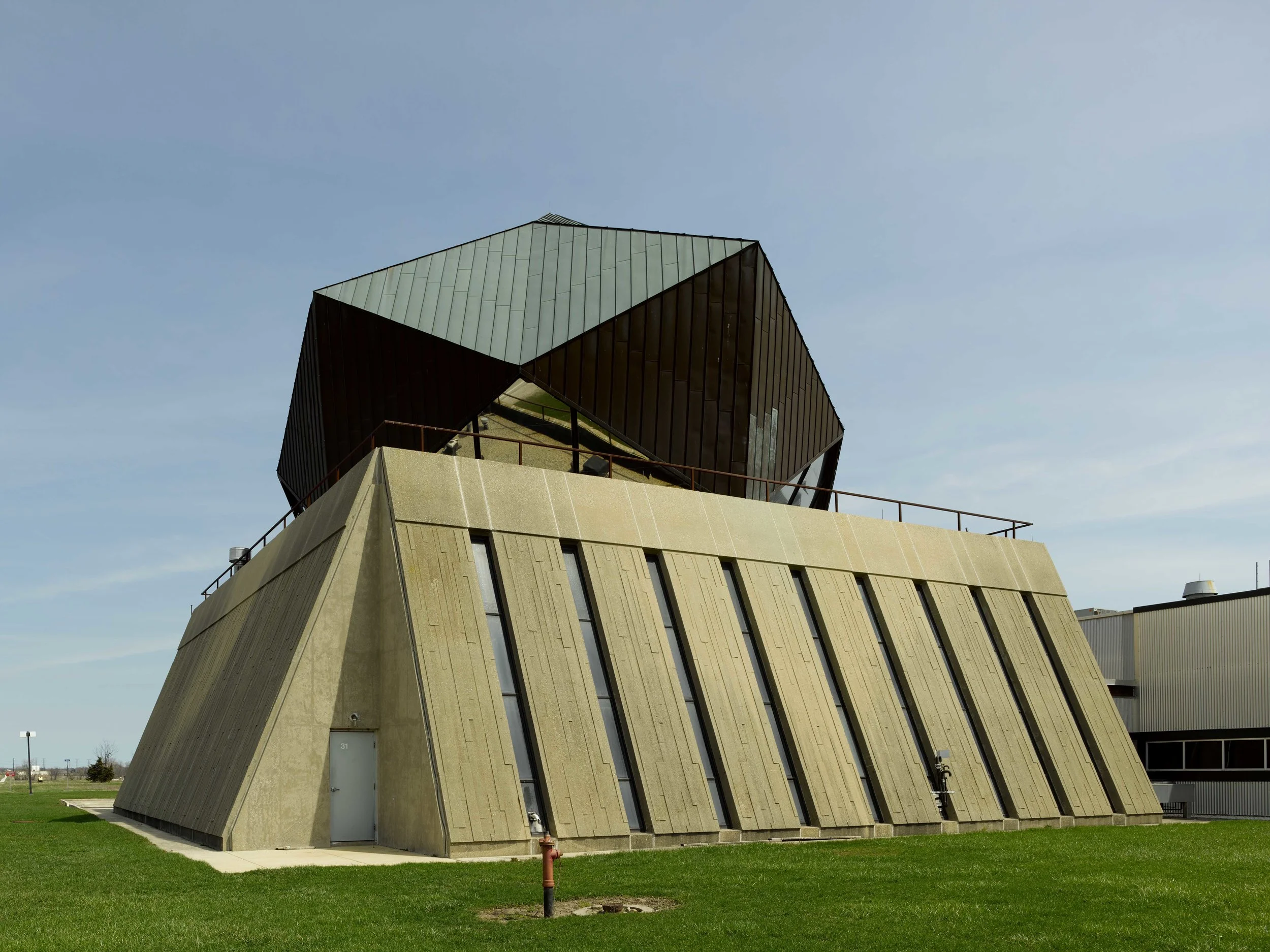 CF007995_sRGB_04_Relative_Brutalism.jpg