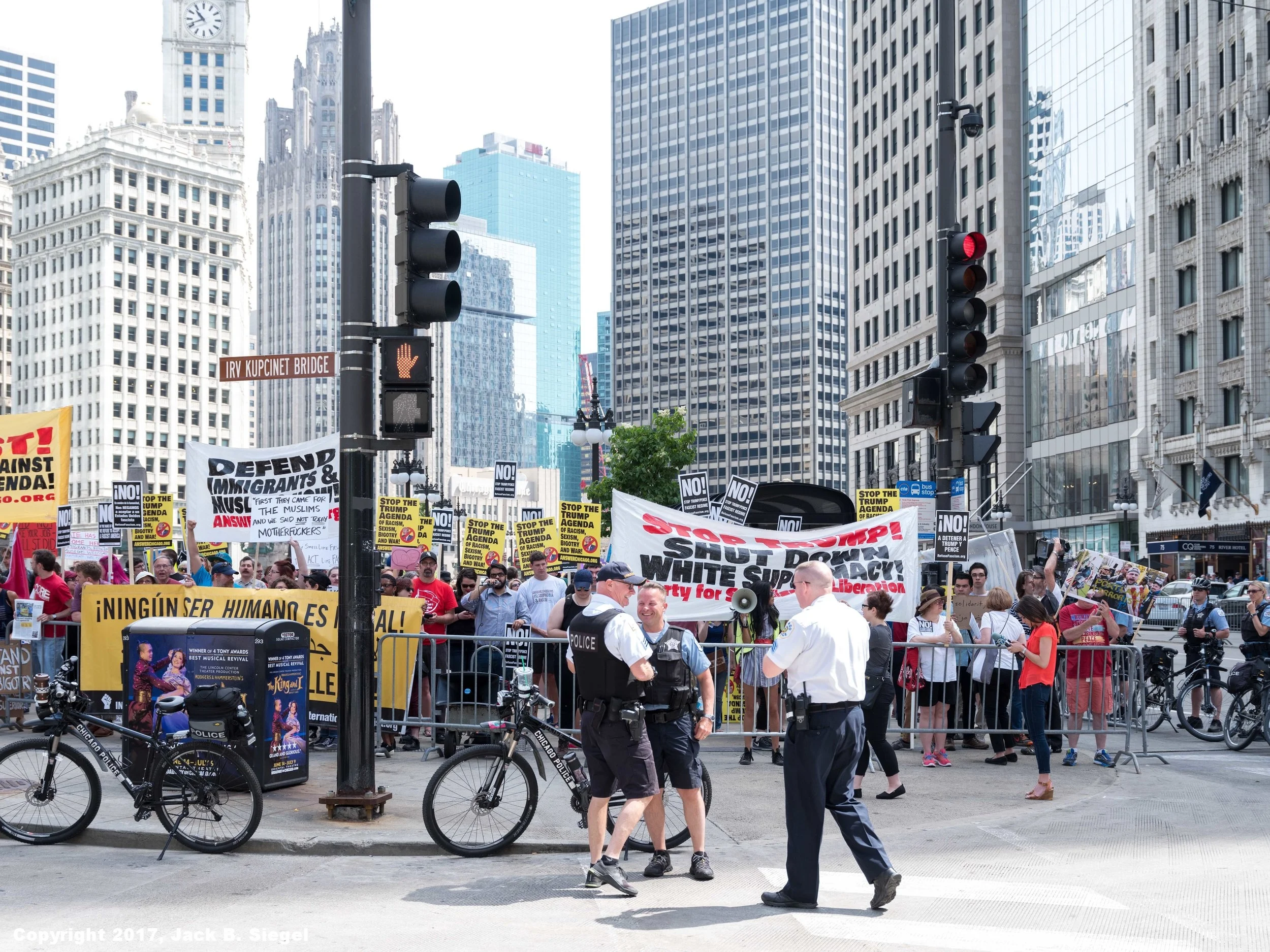 _DSF8871_Copyright_sRGB_Relative_Anti Trumper Gathering Spot.jpg