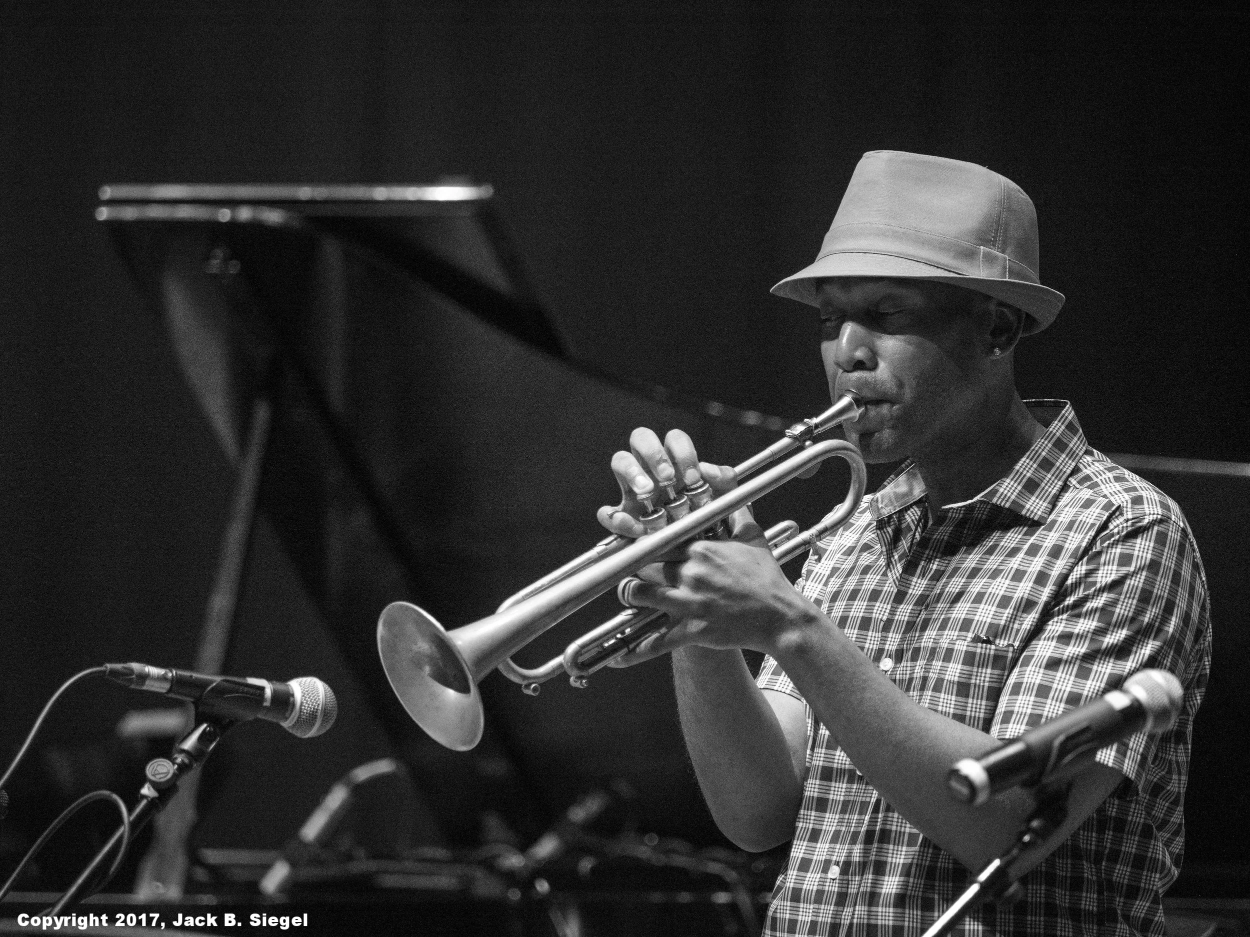 _DSF4938_Copyright_sRGB_relative_Trumpeter.jpg