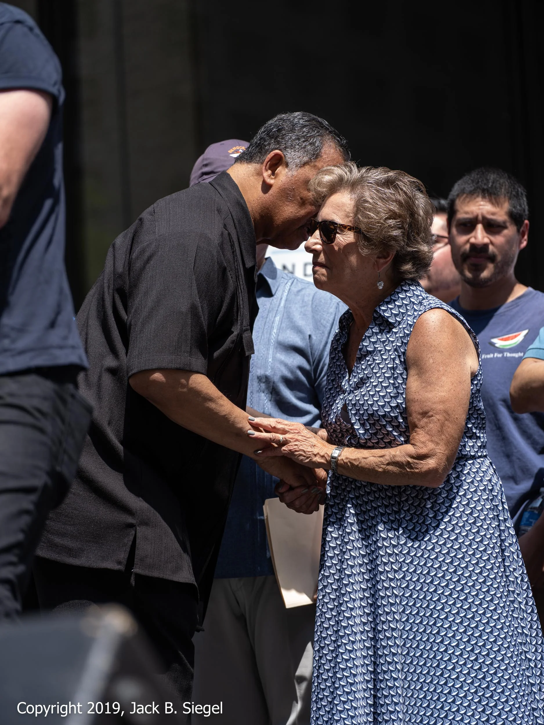 _DSF2656_Copyright 2018 jpeg_Two Veterans Confer on Stage- Jesse Jackson and Rep. Jan Schakowsky.jpg