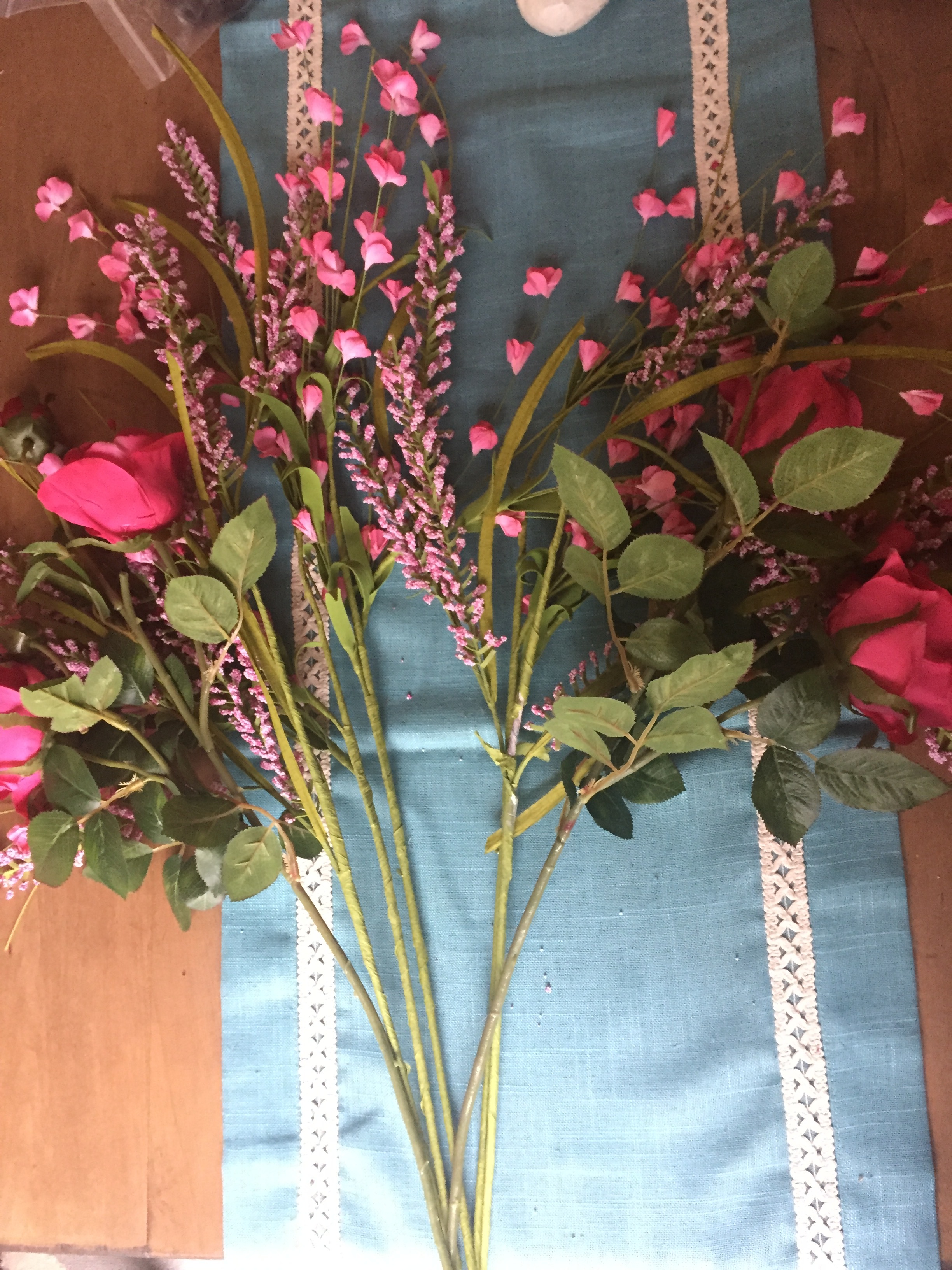STEP 3: Now lay down the roses on the sides