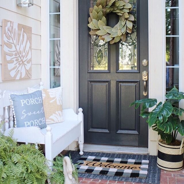 As a busy mom and businesswoman, I&rsquo;ve been known to sometimes let my porch go untouched as the seasons change. ☔️🌞🍁❄️
Summer is quickly approaching and it's time for a desperately needed front porch refresh.
⠀⠀⠀⠀⠀⠀⠀⠀⠀
I just love going to @ki