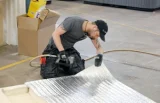 För låga driftskostnader även en kall svensk vinternatt krävs god isolering runt hela karet. Här sker isolering av den glasfiberförstärkta bottenplattan. Bottenplattan isoleras med skumisolering samt thermofolie, viket ger en mycket god bottenisolering på badet