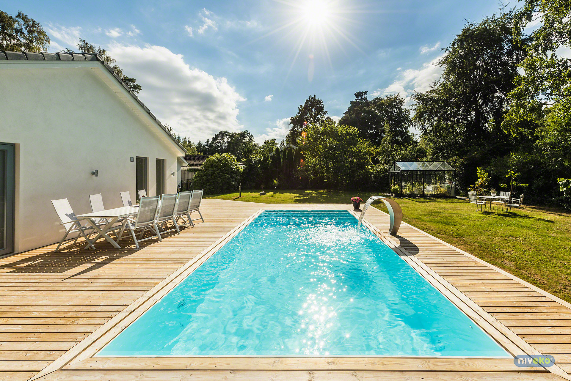 Skånes Finaste Niveko Overflow Pools med Breda Trappor - Lev Drömmen