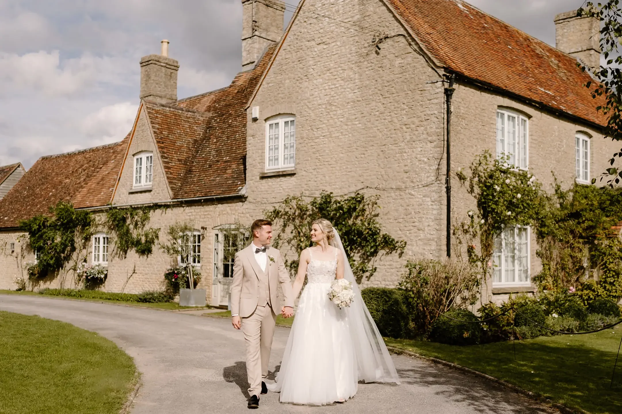 Stratton Court Barn Wedding photographer-9.webp