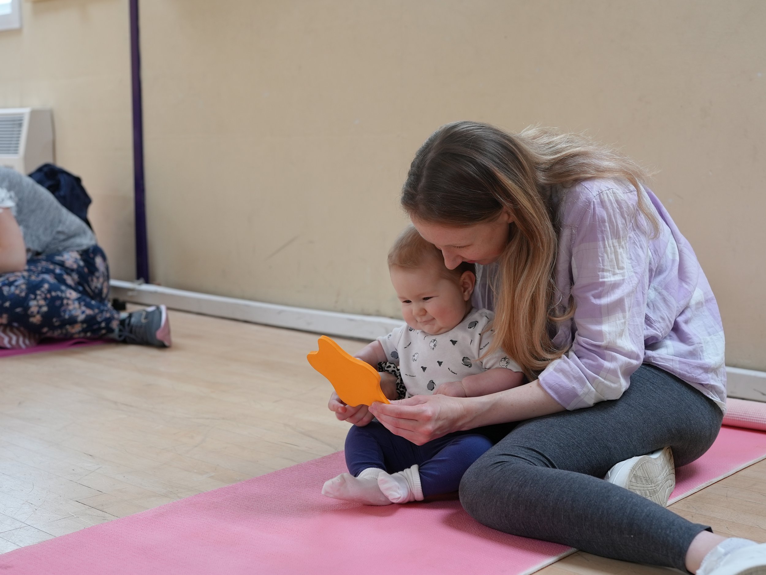  Mum and little girl are looking into a mirror together 