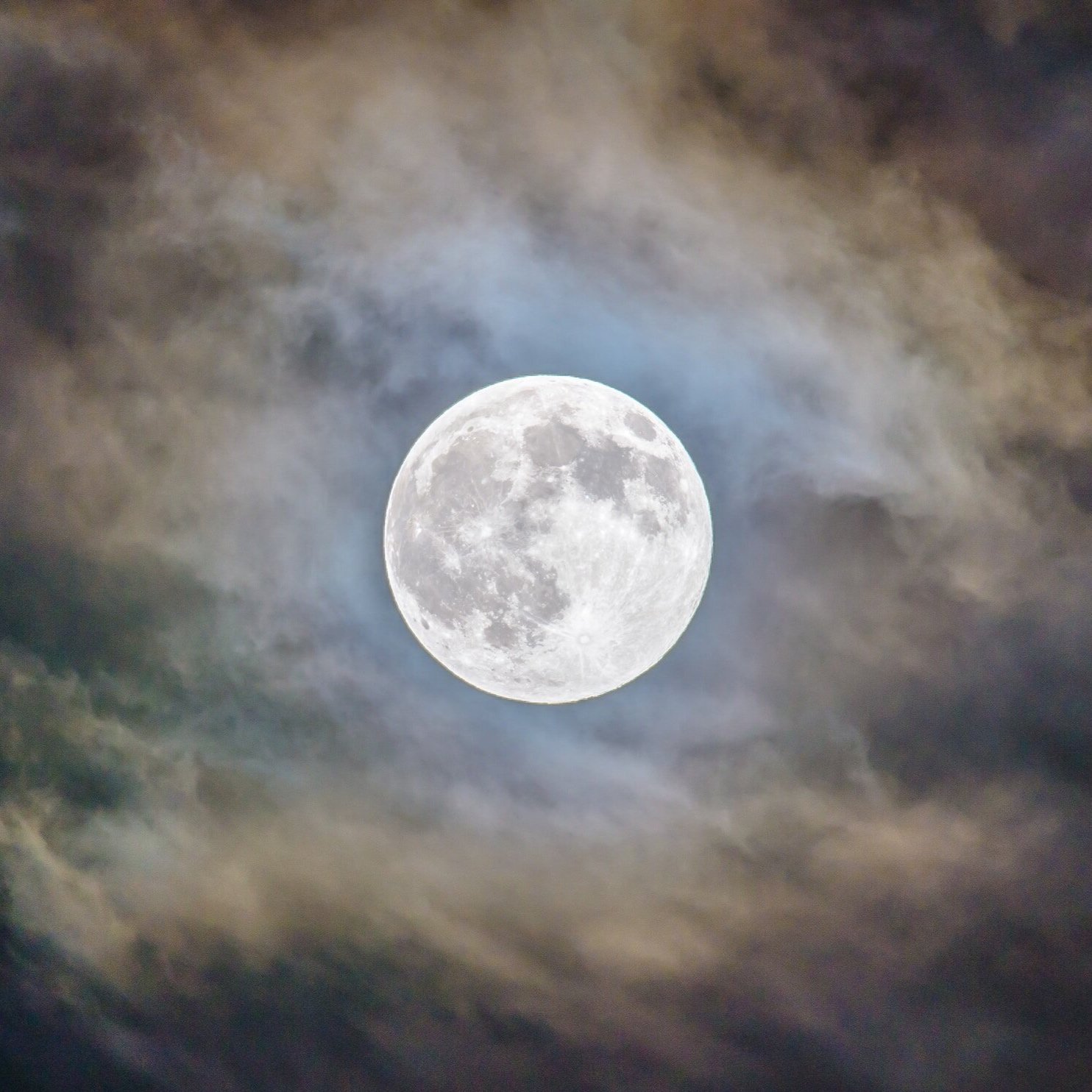 The Incredible Power of Harnessing the Energy of the Full Moon to Manifest