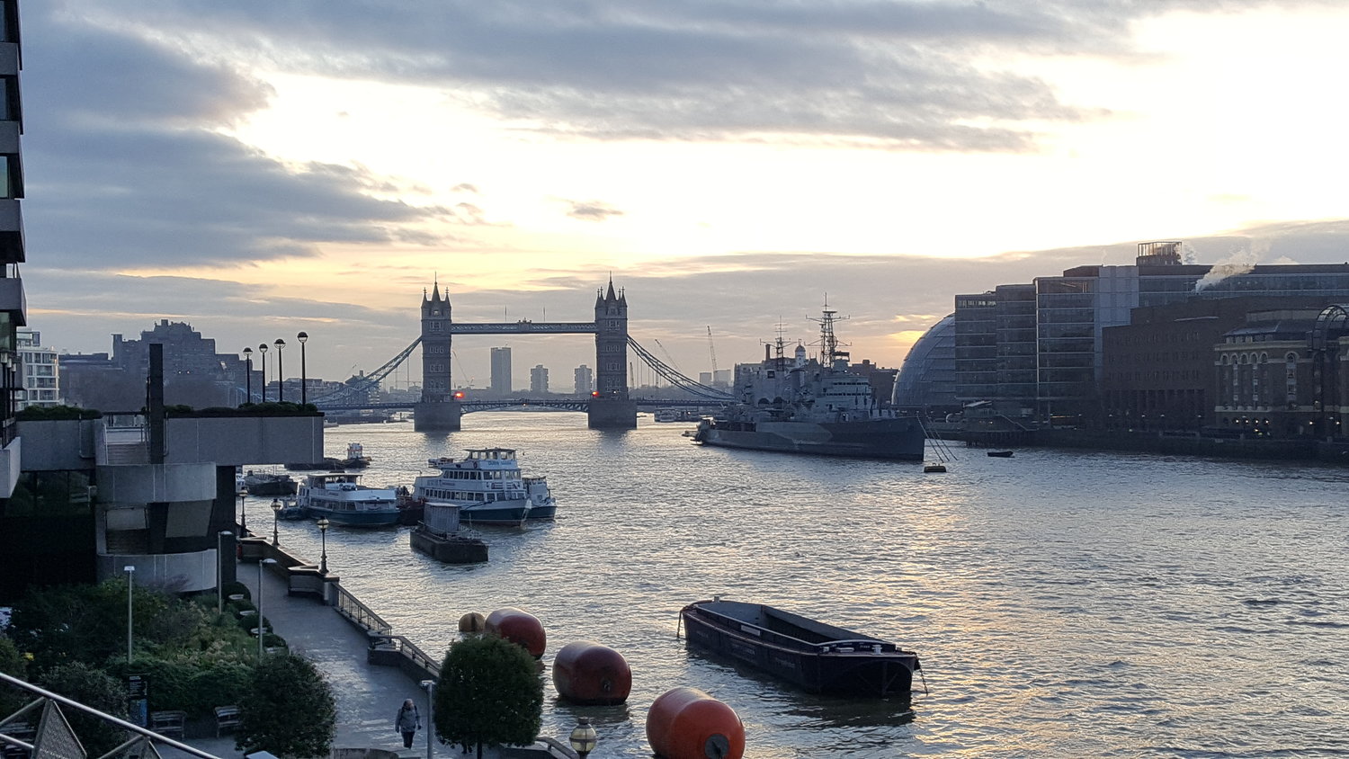 Sunrise over Tower Bridge but grey.jpg