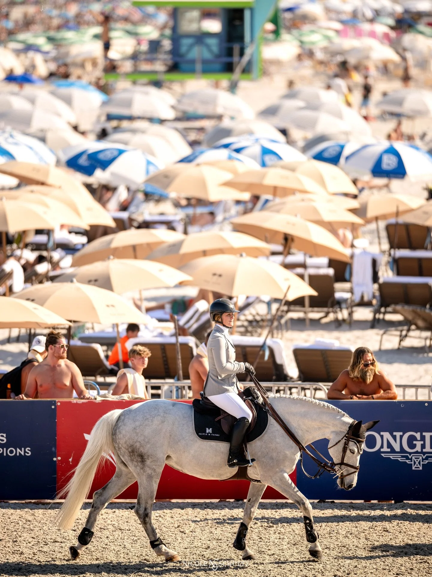 A sea of umbrellas or the sea? Miami Beach 🏖️🌊☀️