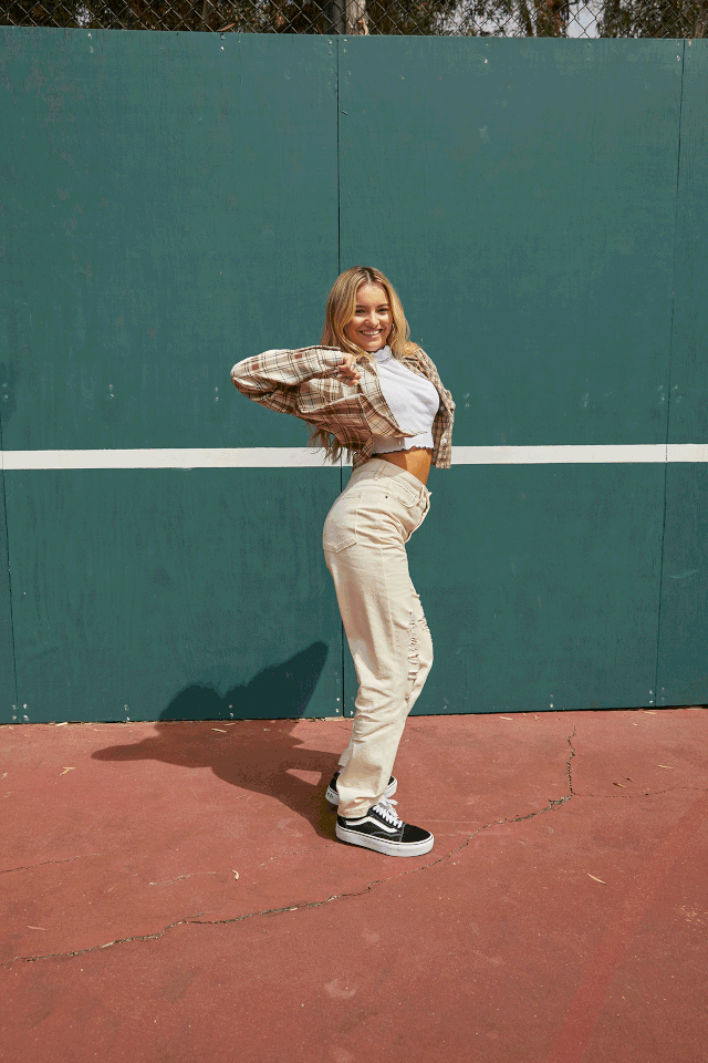 sharlize-look5-bts-640.gif