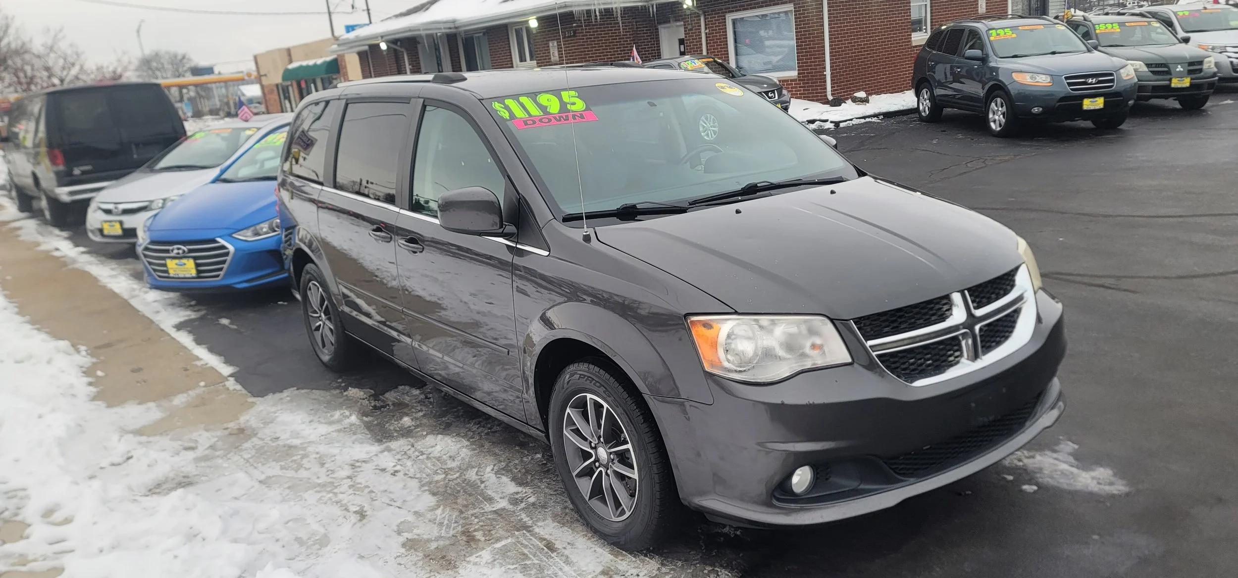  #17107 DODGE GRAND CARAVAN SALES PRICE $9995/$1195 DOWN/$100 A WEEK (12.9% APR) 