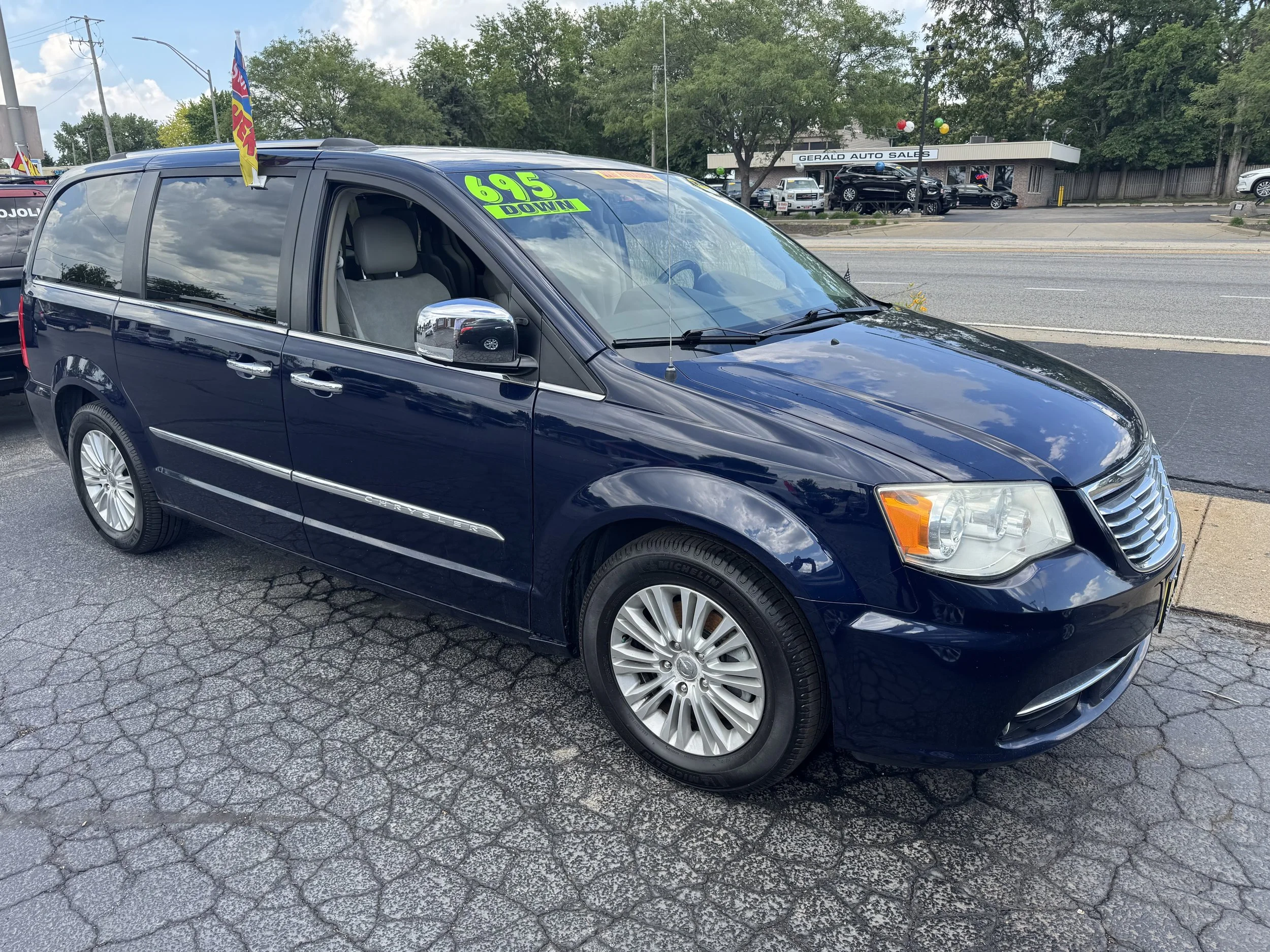 #17392 2012 CHRYSLER TOWNANDCOUNTRY SALES PRICE$7995/$695 DOWN/$100 A WEEK (12.9% APR) 