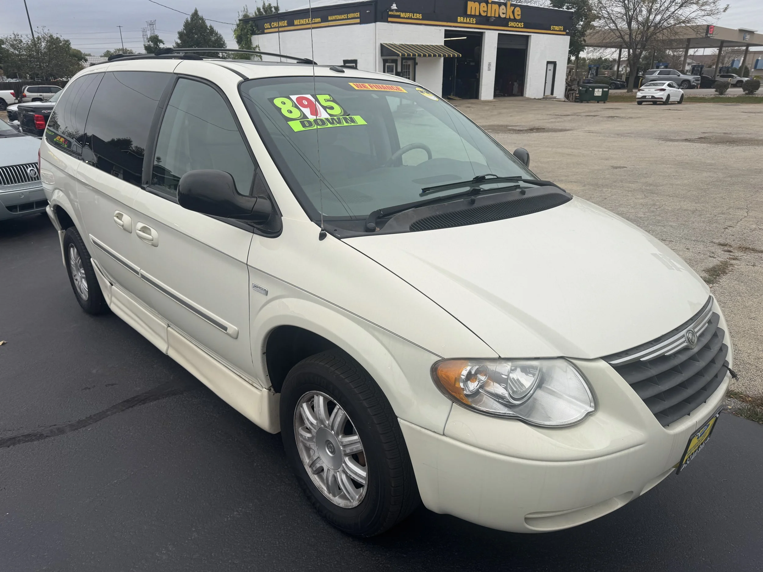  #17369 2007 CHRYSLER TOWN &amp; COUNTRY SALES PRICE $8995/$895 DOWN/$90 A WEEK (12.9%APR) 
