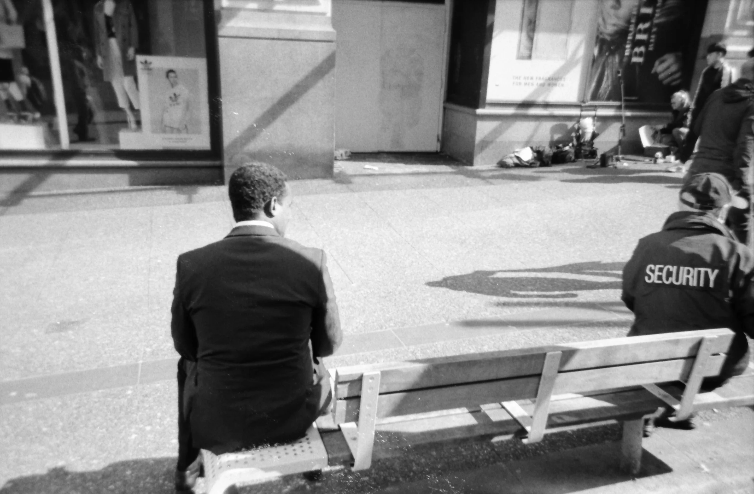 While sharpness is rather good in the centre, it gets worse the farther it gets to the corners of the frame.