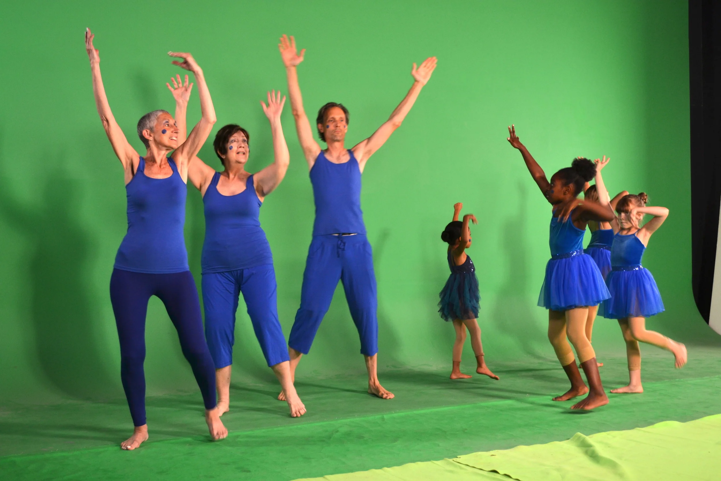  Dancing Children 