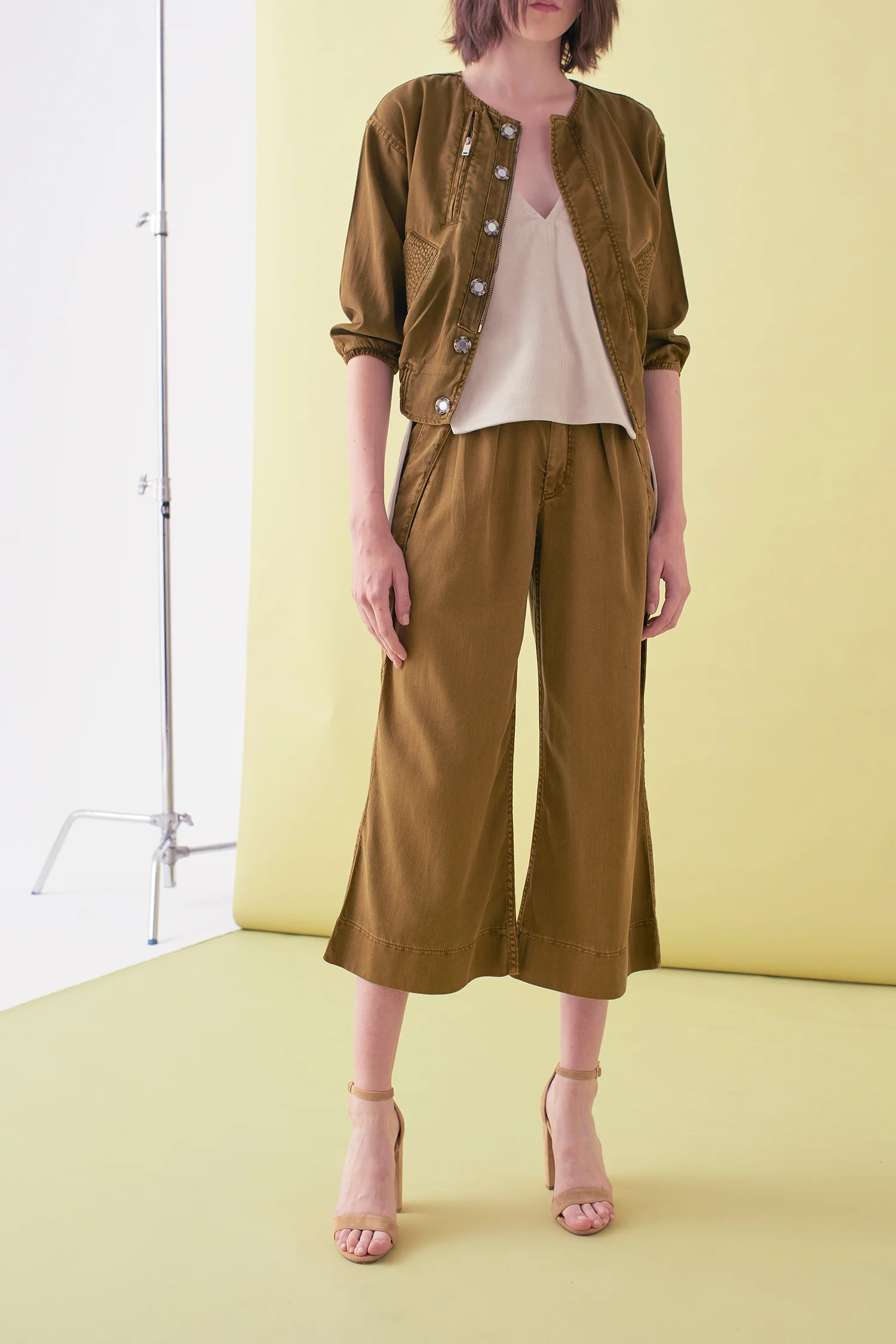 Sarah_Swann_SS17_09_Garment_Dyed_Cotton_Short_Utility_Jacket_Olive_F02.jpg