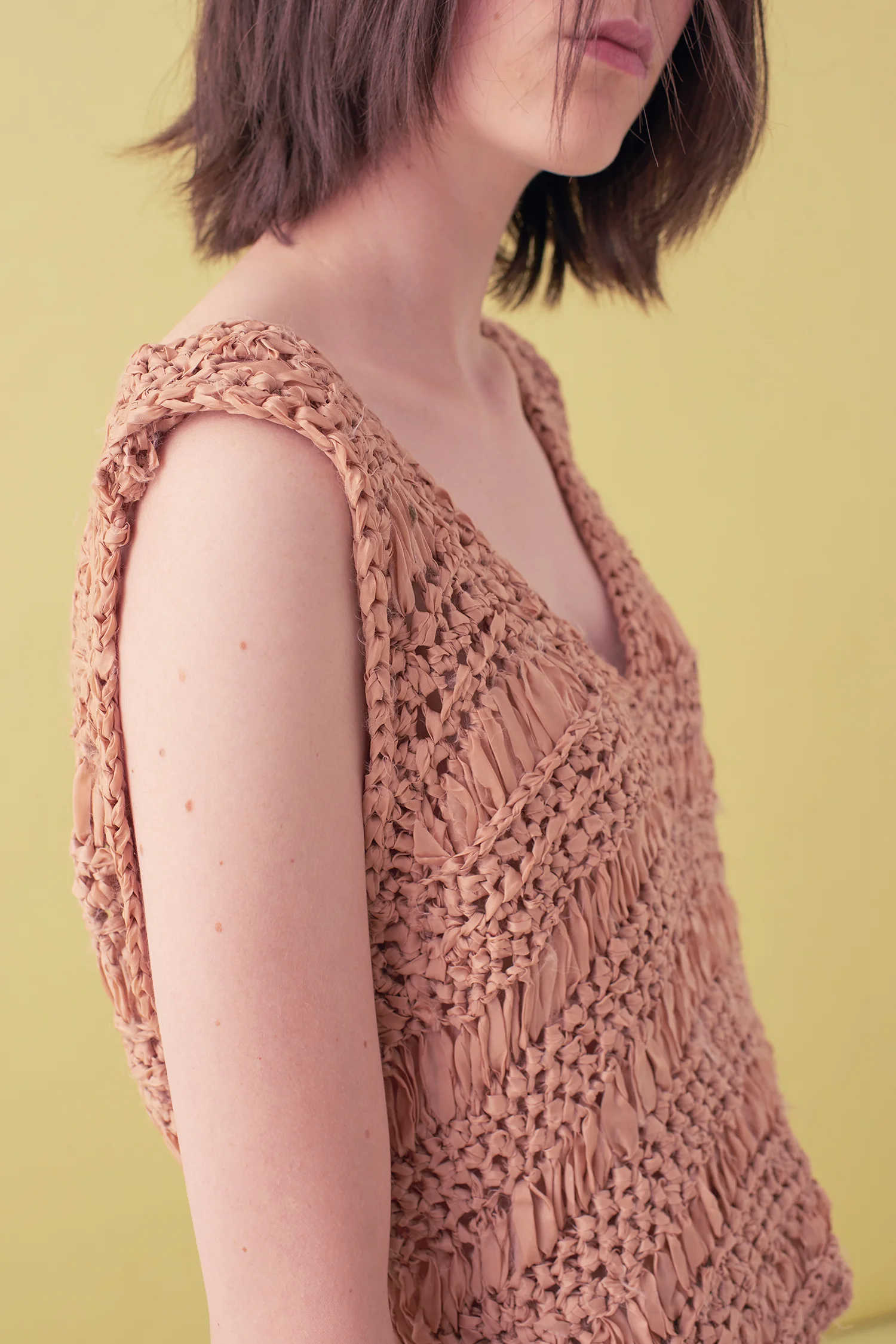 Sarah_Swann_SS17_12_Ribbon_Hand_Crochet_V-neck_Vest_Cosmetic_D.jpg