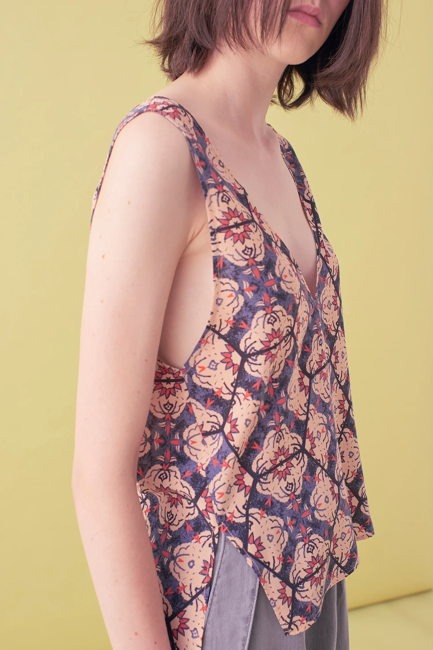 Sarah_Swann_SS17_23_Silk_Printed_V-neck_Vest_D.jpg