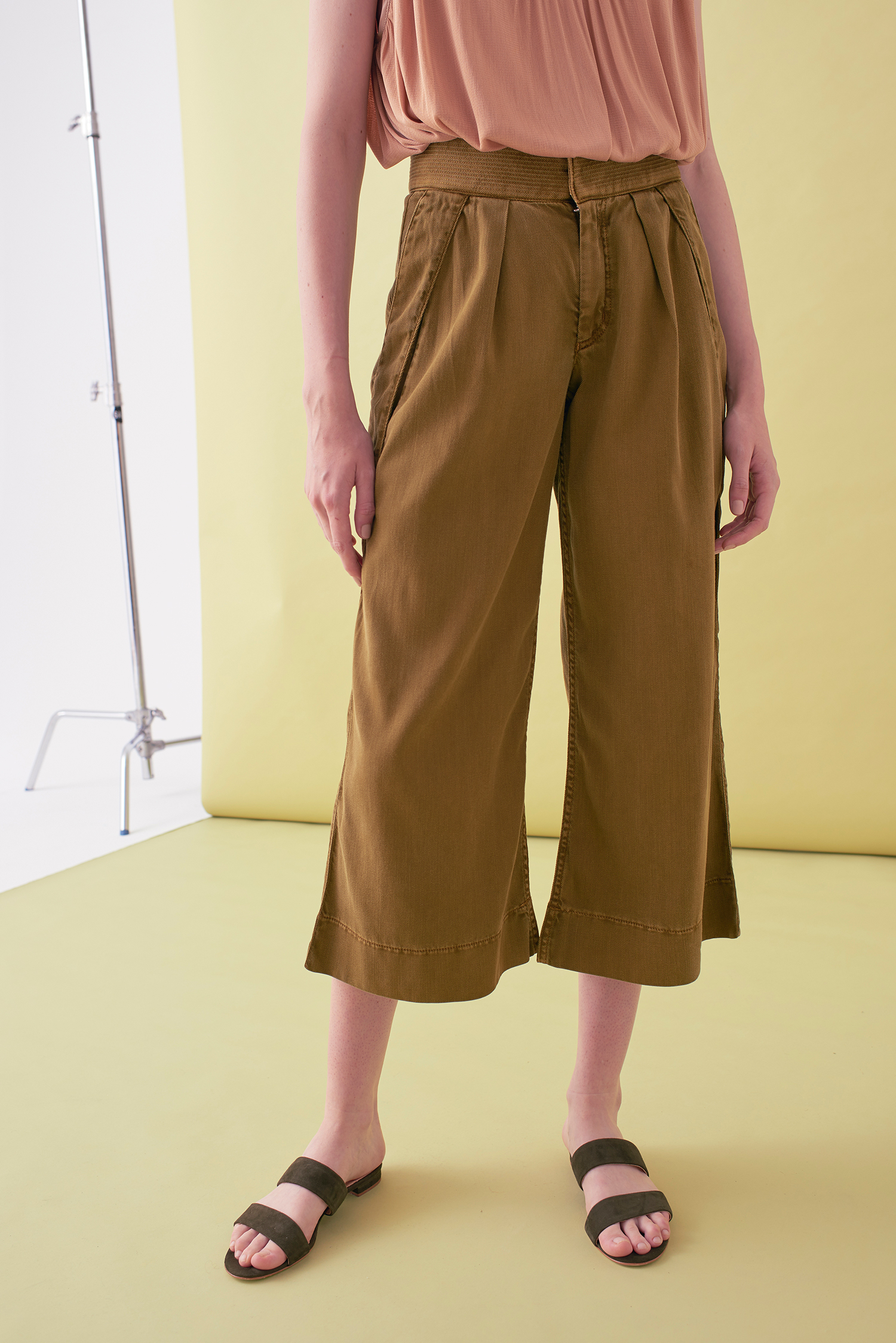 Sarah_Swann_SS17_16_Garment_Dyed_Cotton_Wide_Cropped_Trouser_Olive_F.jpg