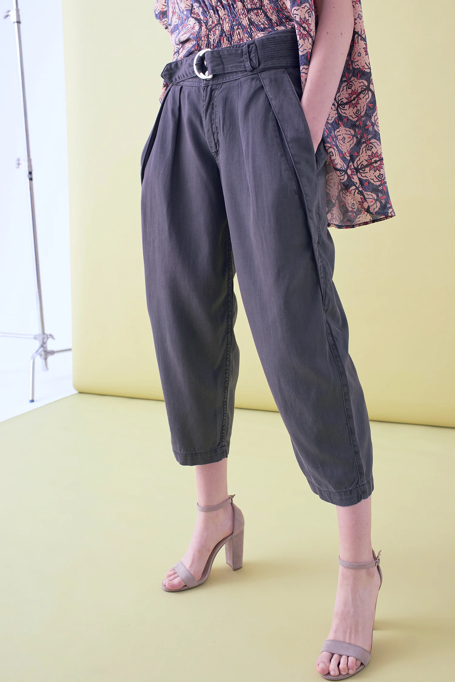 CROPPED TAPERED TROUSER – IN STOCK