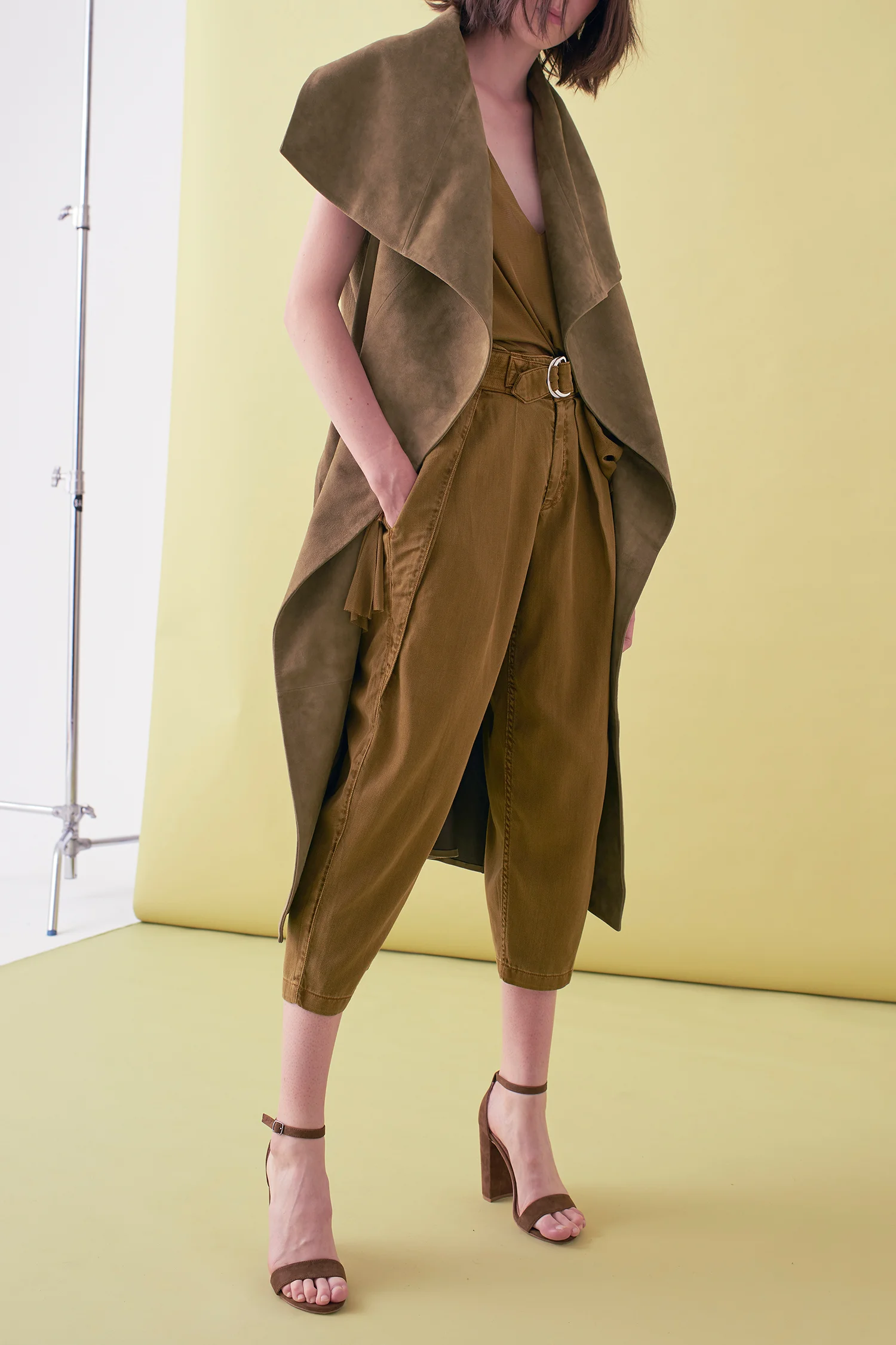 Sarah_Swann_SS17_12_Suede_Sleeveless_Long_Jacket_Olive_F01.jpg