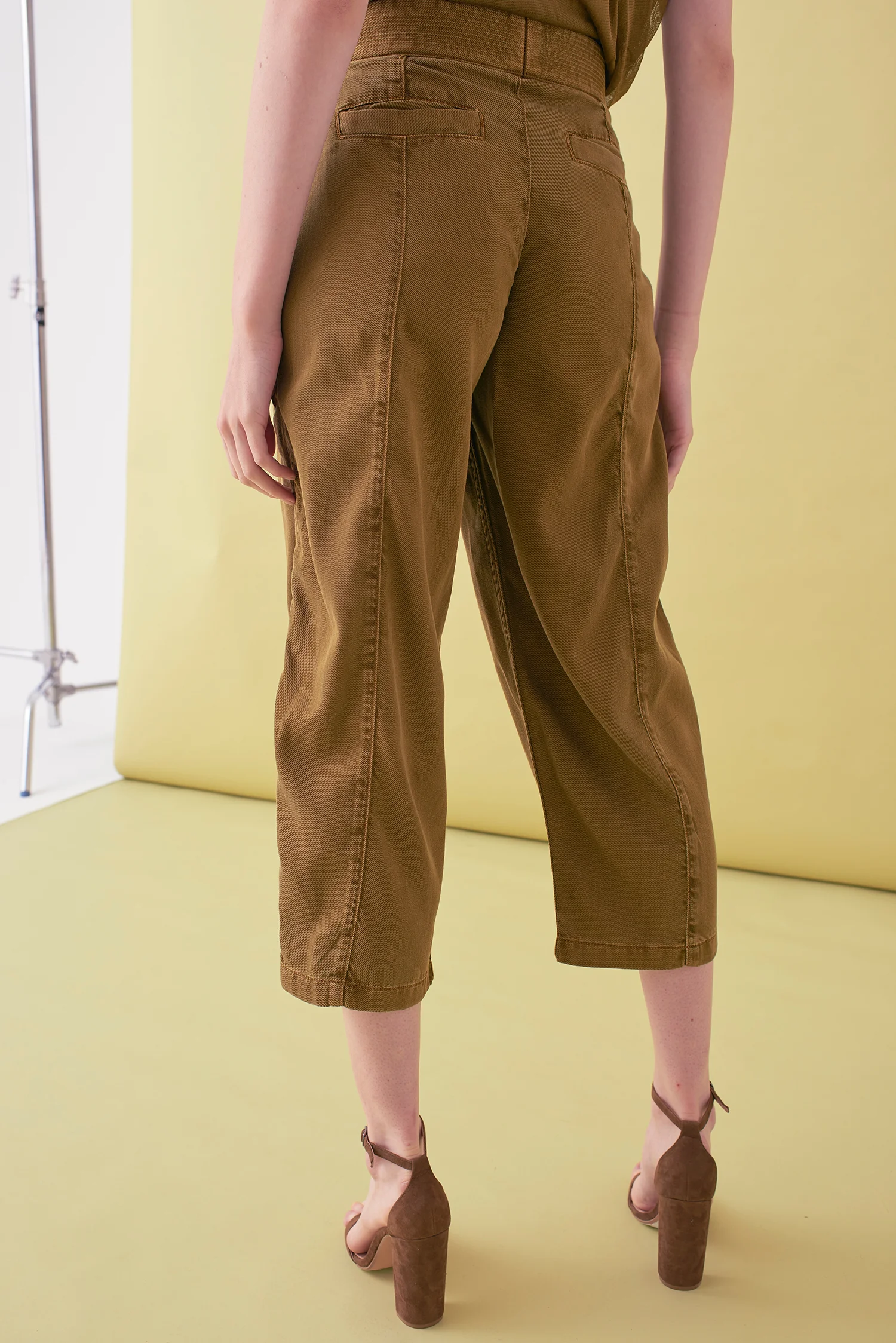 Sarah_Swann_SS17_11_Garment_Dyed_Cotton_Cropped_Tapered_Trouser_Olive_B.jpg