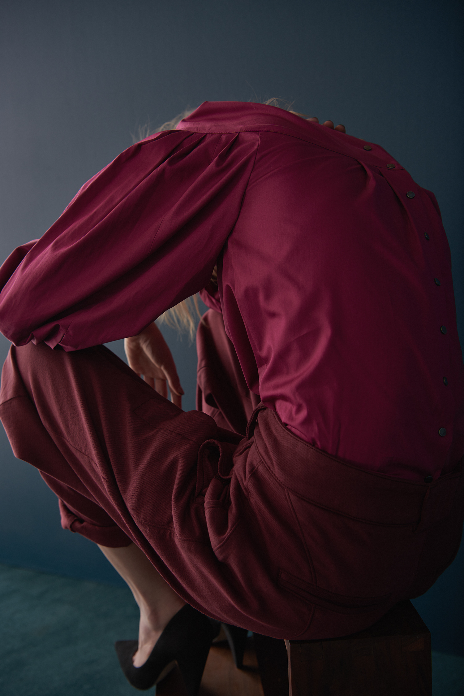 POLISHED COTTON PLEATED SLEEVE BLOUSE &amp; GARMENT DYED PLEATED TROUSER 