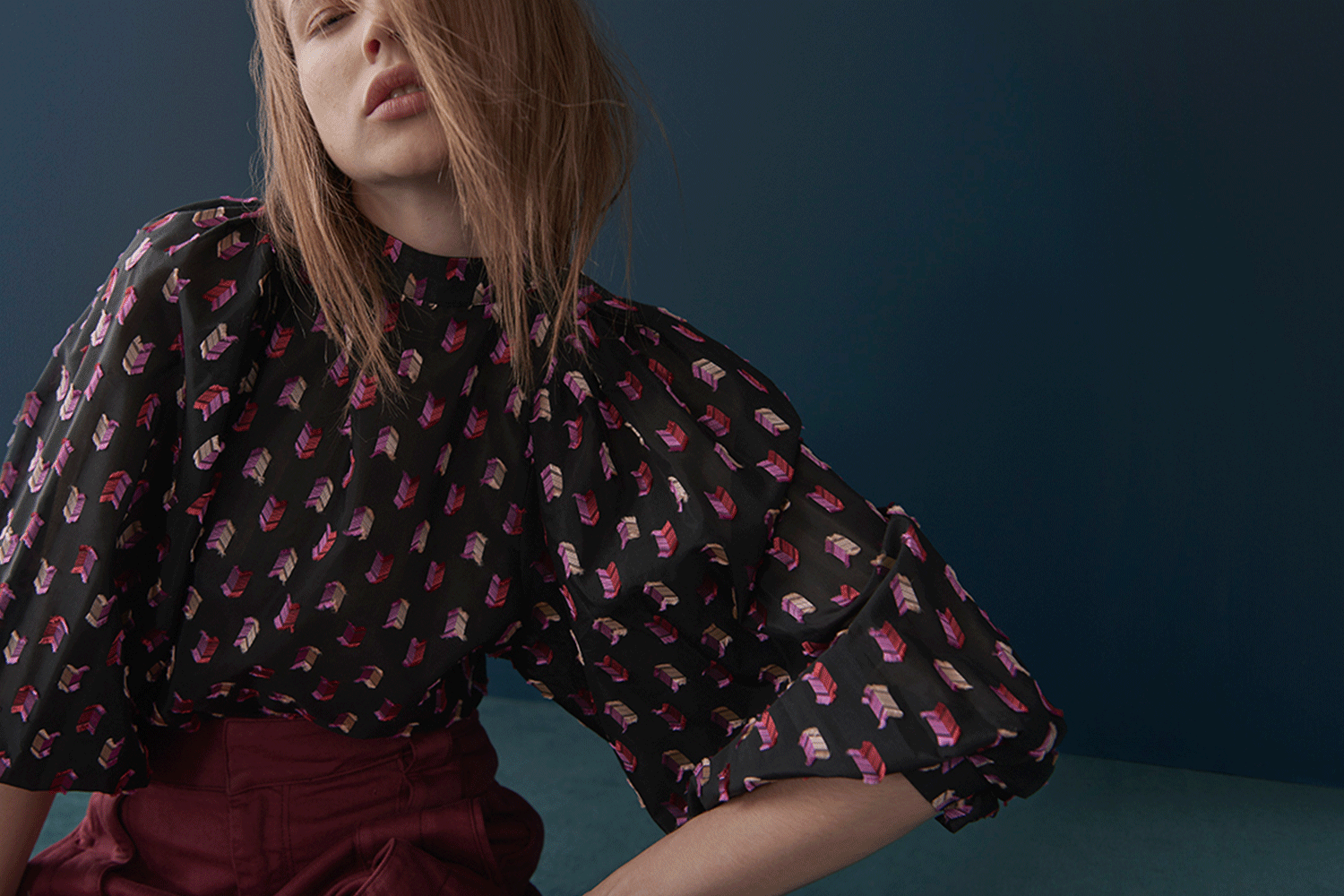 HIGH–NECK JACQUARD BLOUSE