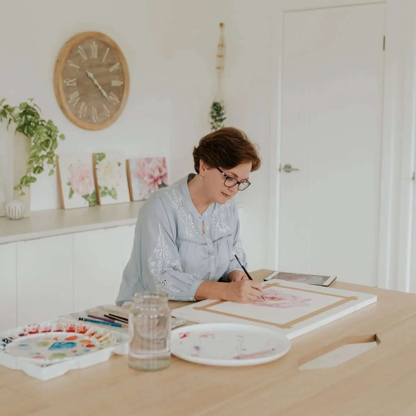 Watercolour artist Louise De Masi teaching realistic painting techniques