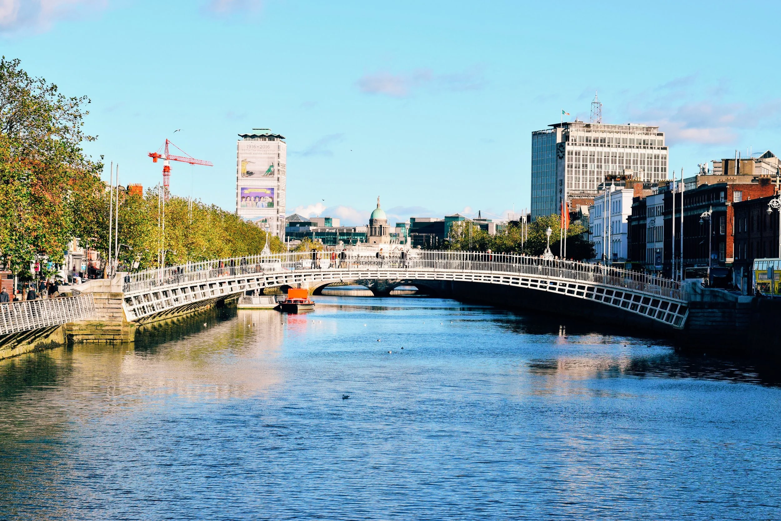 Ha’penny Bridge (Nikon D3300, 50mm, f/6.3, 1/1600 sec, ISO 400 image processed with VSCO E2 preset)
