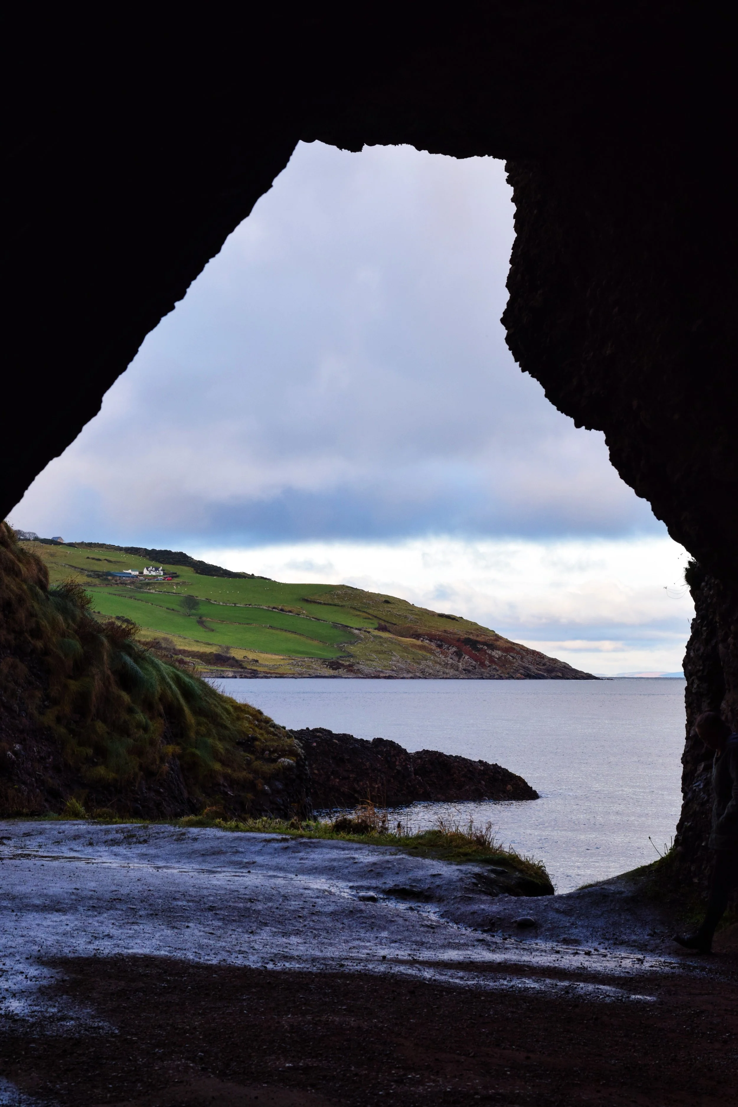 Cushendun Caves (Nikon D3330, 50mm, f/8, 1/250 sec, ISO 400 processed with VSCO S2 preset )