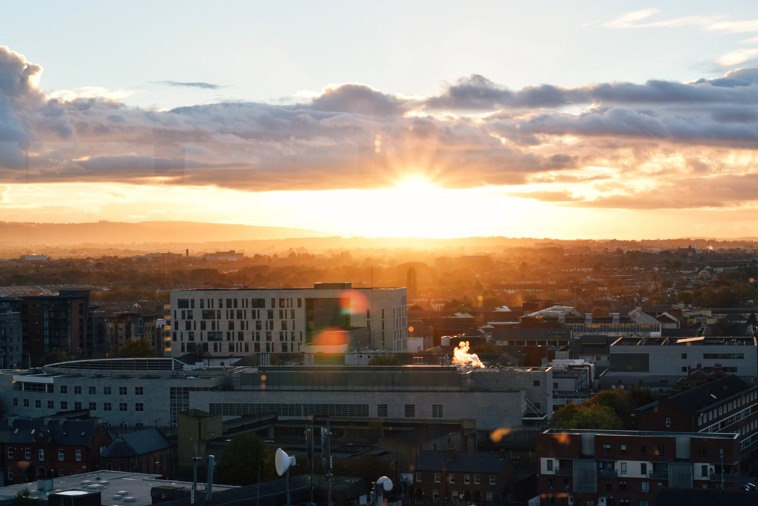 Dublin Sunset as seen from the seventh floor of The Guinness Storehouse Gravity Bar (Nikon D3330, 50mm, f/10, 1/200 sec, ISO 400 image processed with VSCO E2 preset)