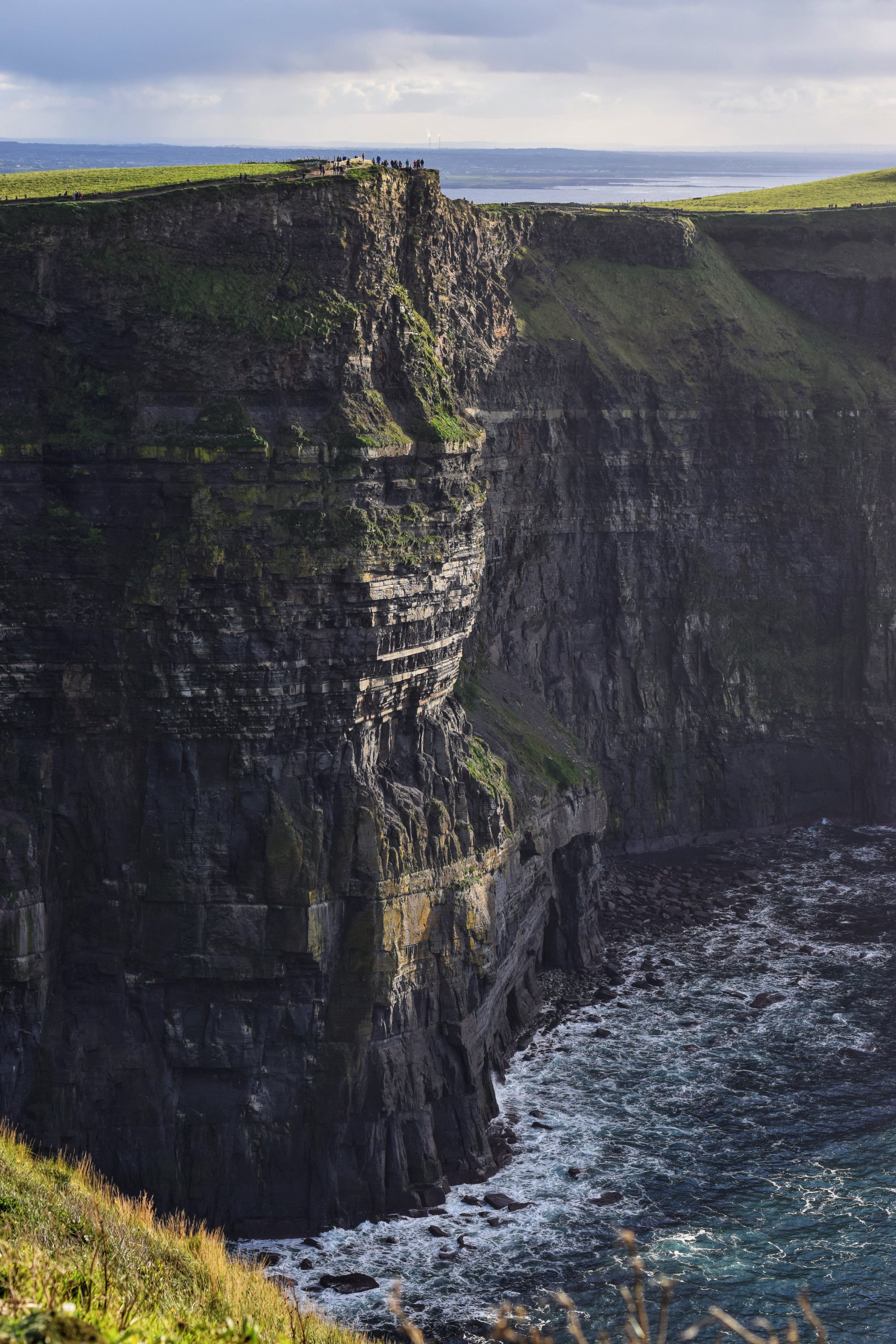 For an idea of the scale of the cliffs, the small dots along the ridge jutting out into the ocean are people. (Nikon D3330, 50mm, f/5, 1/800 sec, ISO 200 processed with VSCO )