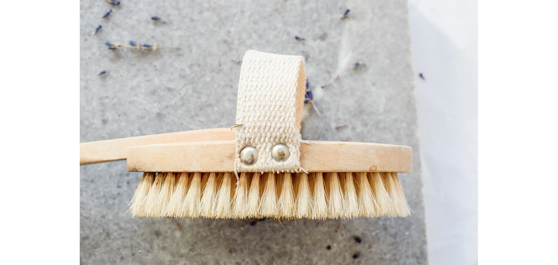 dry-brushing-minimalist-wellbeing-2.jpg