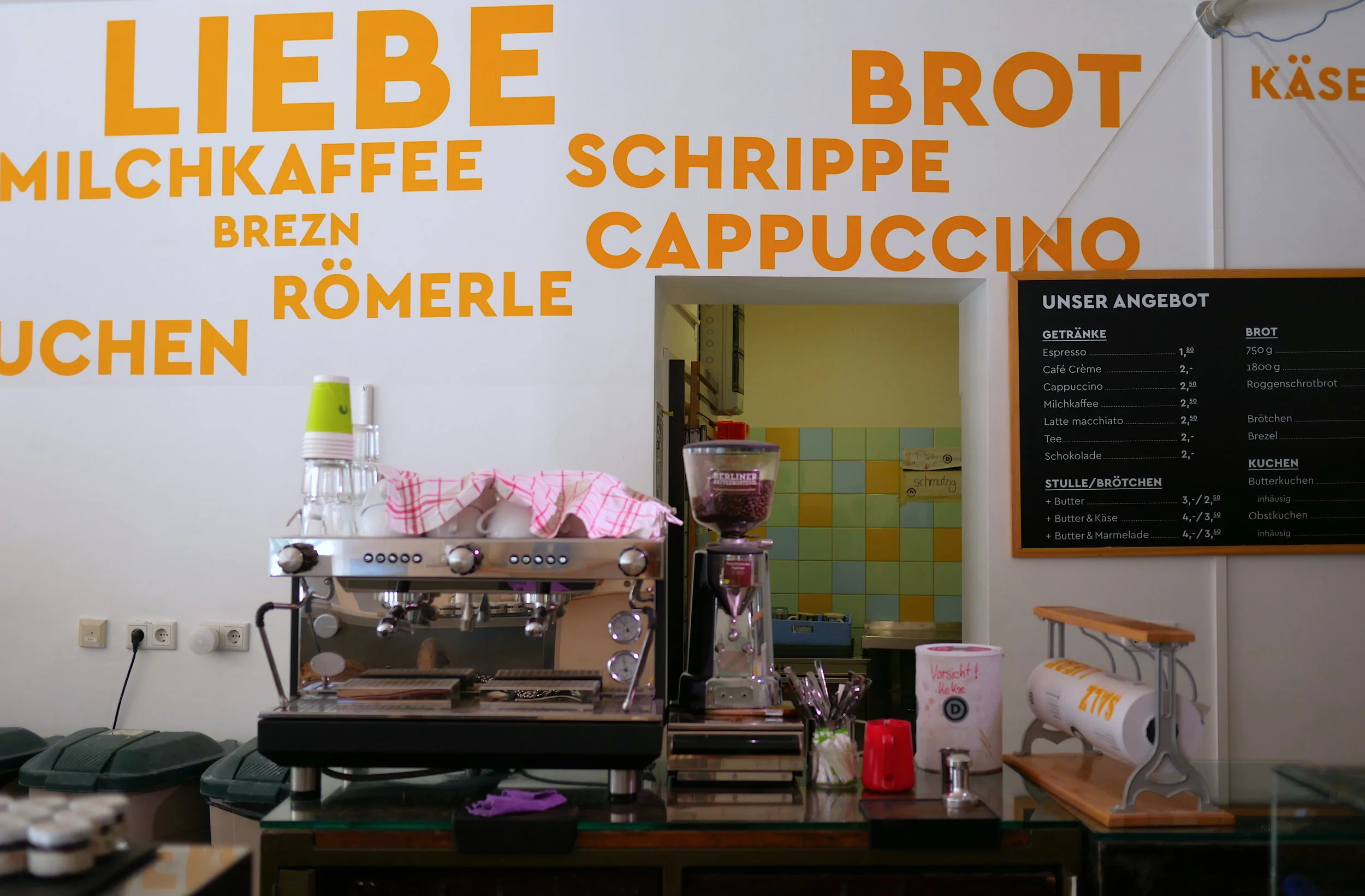 Gelbe Wandbeschriftungen