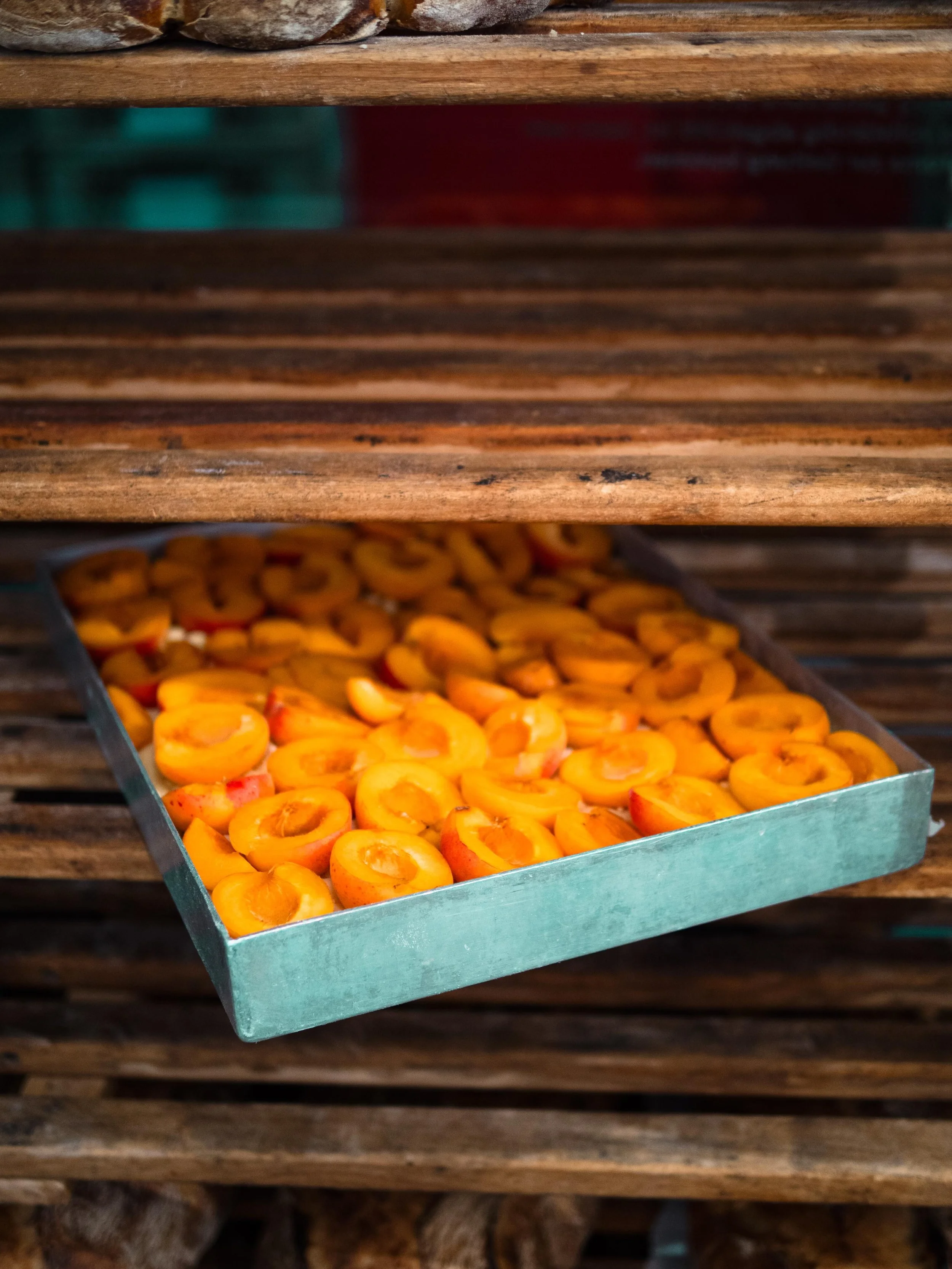 Aprikose allerseits! 

Die Saison des wahrscheinlich sch&ouml;nsten Streuselkuchens ist im Gange und zwar in all unseren B&auml;ckereien. Die Aprikosen sind s&uuml;&szlig;, aber vor allem auch s&auml;uerlich, und erg&auml;nzen die Butterstreusel somi