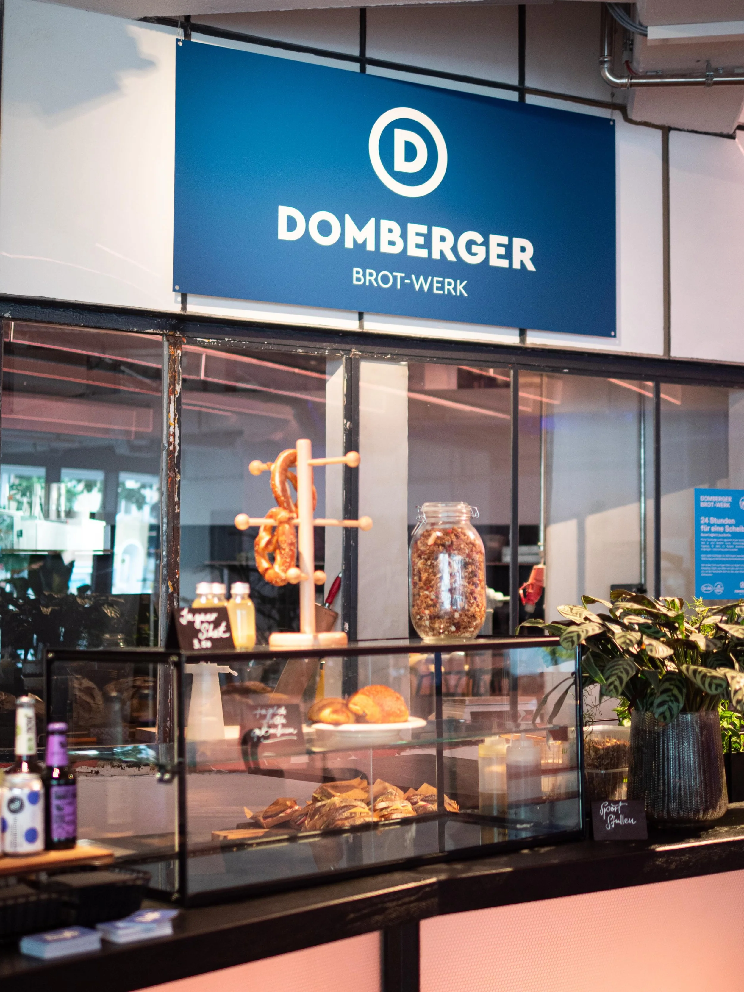 Wem das alles hier zu hei&szlig; ist, wird in den Kantgaragen gl&uuml;cklich. 

Die neue Food-Halle an der Kantstra&szlig;e, wo vor Kurzem das @dufte_berlin er&ouml;ffnete, ist aktuell n&auml;mlich sehr angenehm, da sich die gro&szlig;en R&auml;umlic