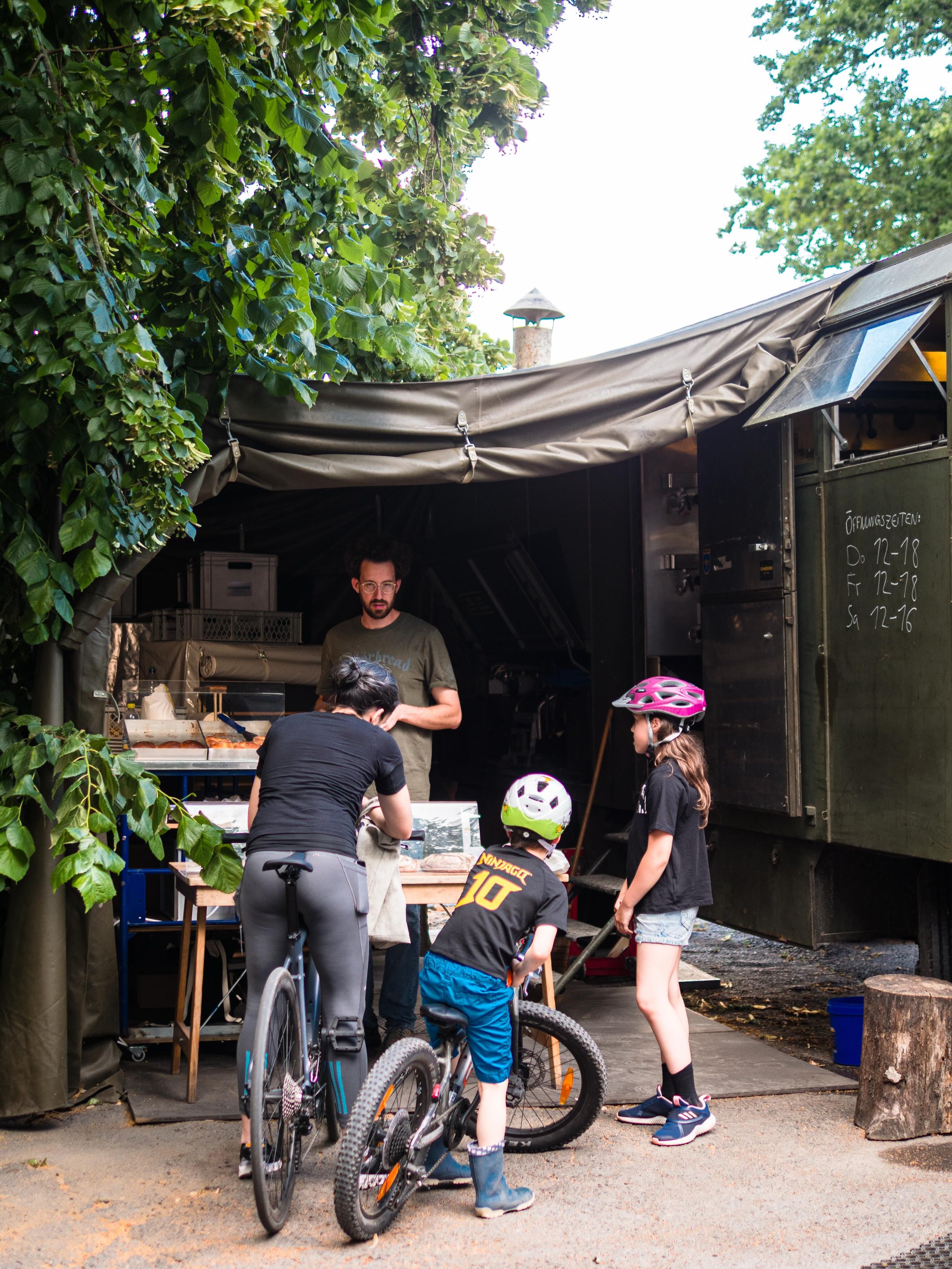 Stahnsdorf, da sind wir wieder! 

Diese Woche kehren wir an den @marktplatz_waldschaenke zur&uuml;ck. Die &Ouml;ffnungszeiten f&uuml;r die ersten beiden Wochen lauten wie folgt: 

Donnerstag, 18. Juni von 14 bis 17 Uhr
Freitag, 19. Juni von 14 bis 17