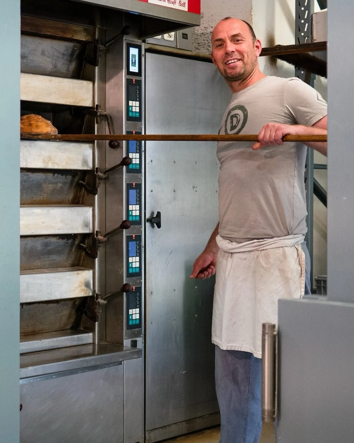 10 Jahre Ralf &ndash; wir gratulieren!

Ralf ist unser allererster Mitarbeiter, am 09. Juni 2016 fing er im Domberger Brot-Werk an, noch bevor die B&auml;ckerei er&ouml;ffnet hatte! Dazu ein Zitat aus der Wochenmail von Florian Domberger: 

&ldquo;9.