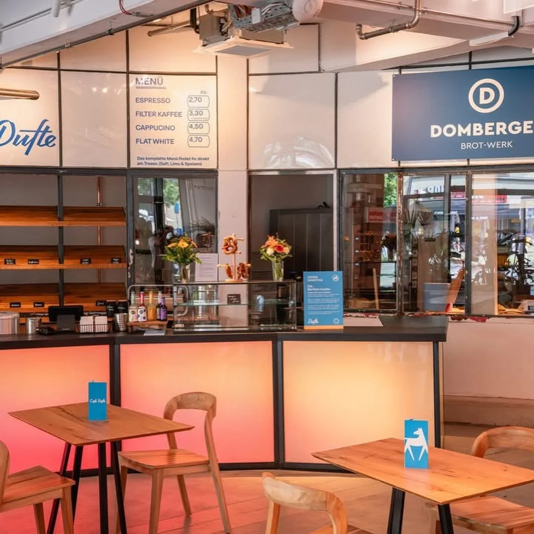 Domberger und Dufte: 

Der eine oder die andere hat es sicher schon mitbekommen &ndash; in den Kantgaragen ist jetzt das @dufte_berlin zuhause mit verschiedenen gastronomischen Konzepten. Und auch mit uns! Seit Ende Mai backen wir in unserer neuen Ba