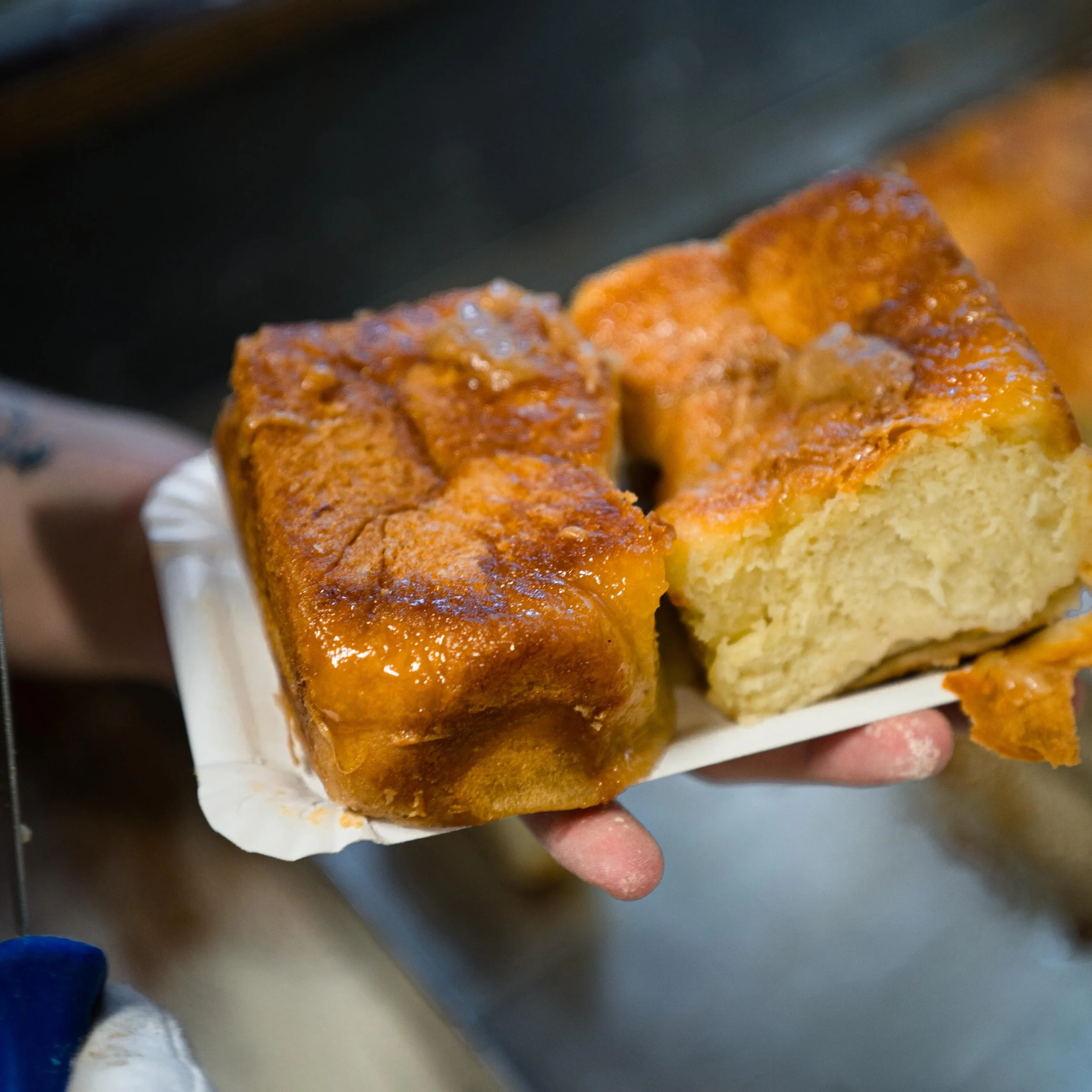 Rohrnudelpost aus der Markthalle Neun: 

Wir backen neuerdings zwei Mal pro Woche Rohrnudeln in unserer Brotbr&uuml;cke in Kreuzberg. Tom, der leitende B&auml;cker in der @markthalleneun, hat beschlossen, dass es diese nun immer mittwochs und donners