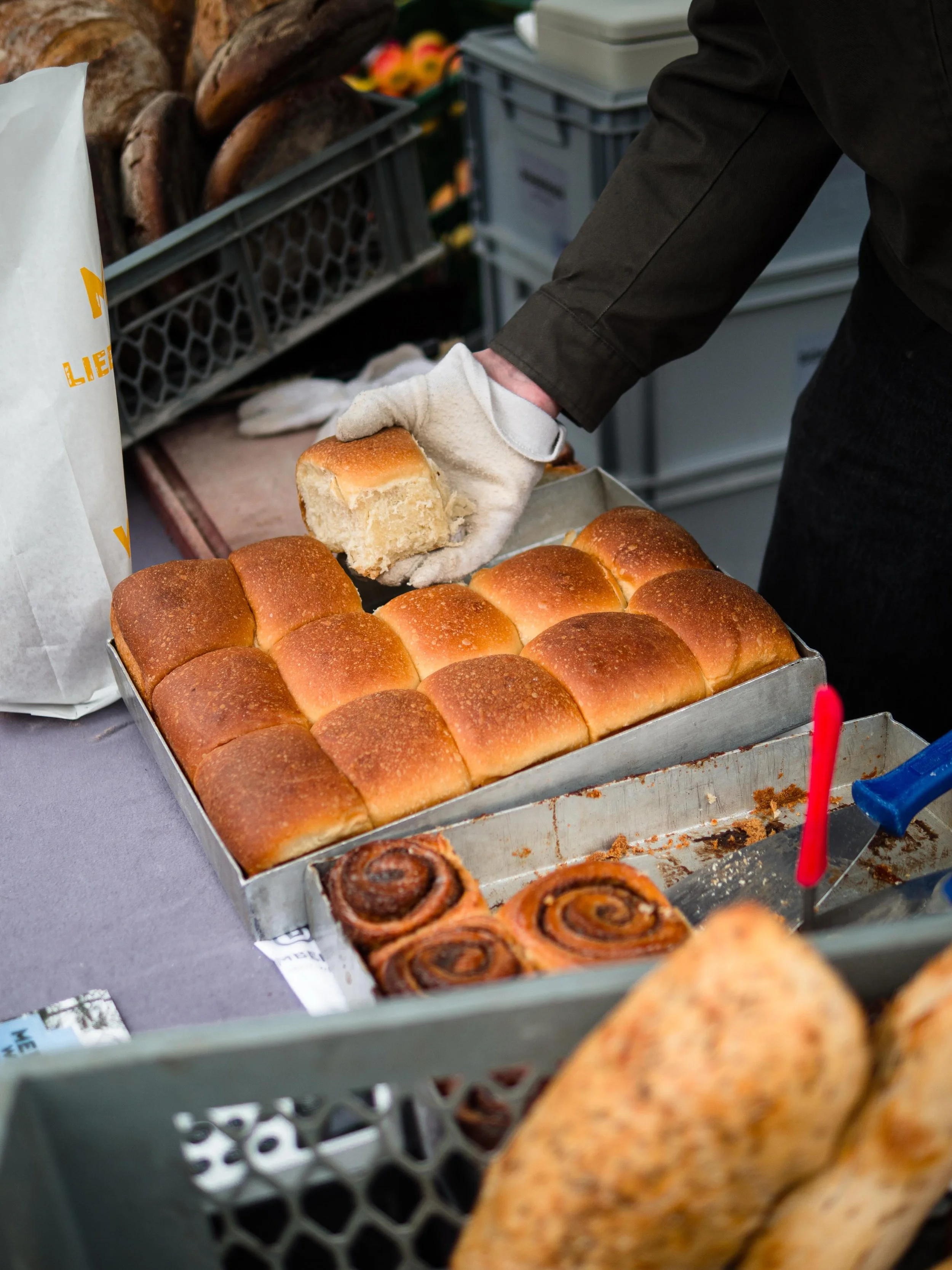 Wir sind immer noch in Hermsdorf!

Und zwar jeden Freitag auf dem Wochenmarkt, von 10 bis 17/18 Uhr, je nach dem, wie lange die Ware reicht und wie viel los ist. Einer unserer B&auml;cker holt morgens die Ware aus unserer Brotbr&uuml;cke in Tegel und