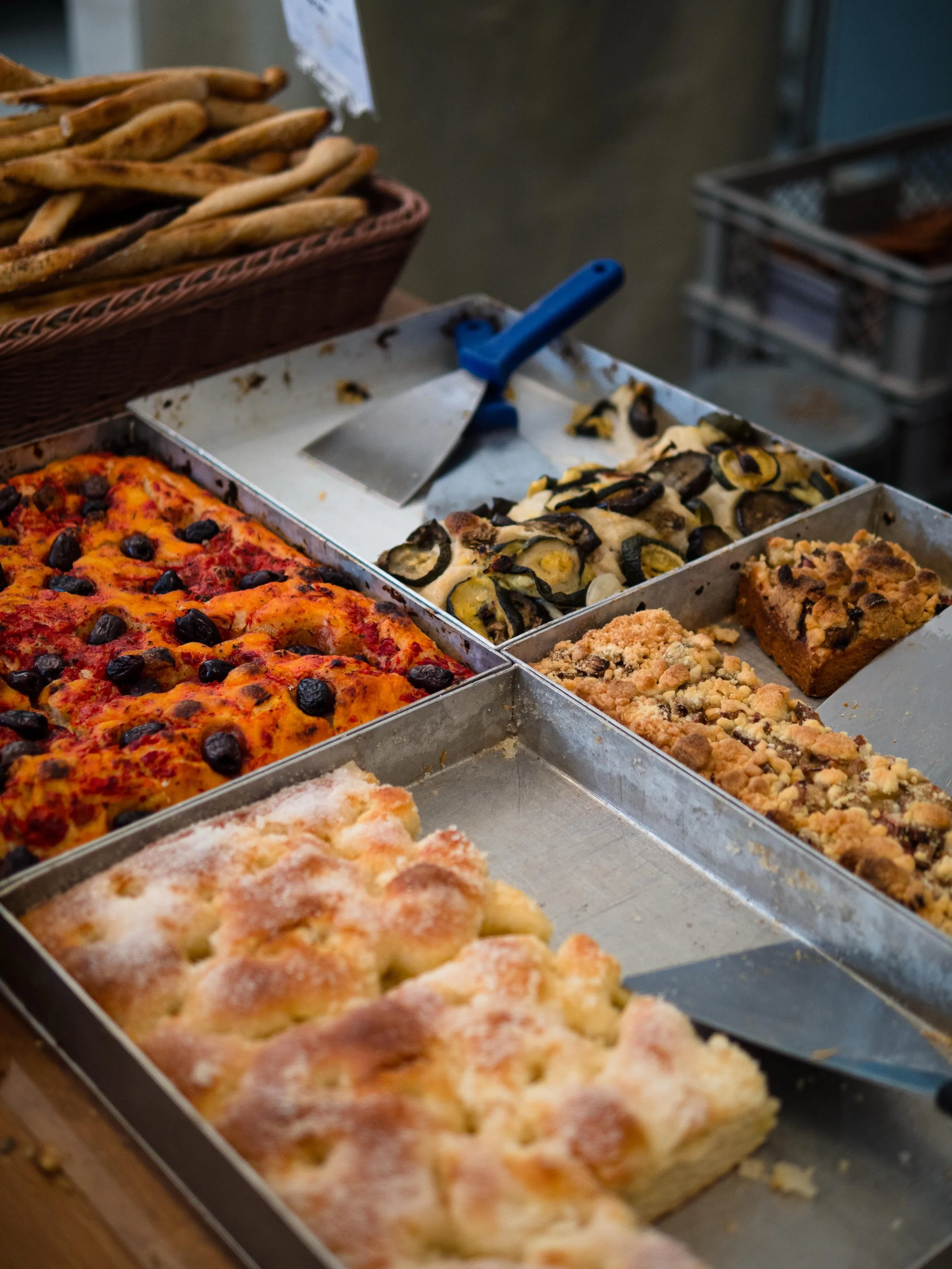 Die Auswahl ist gro&szlig;:

Focaccia mit Tomate und Oliven, mit Zucchini, Aubergine und Zwiebel, Butter-Zucker-Kuchen oder Streuselkuchen mit Frucht? 

In unserer B&auml;ckerei in Moabit backen wir auch w&auml;hrend der Sommerferien wie gewohnt weit